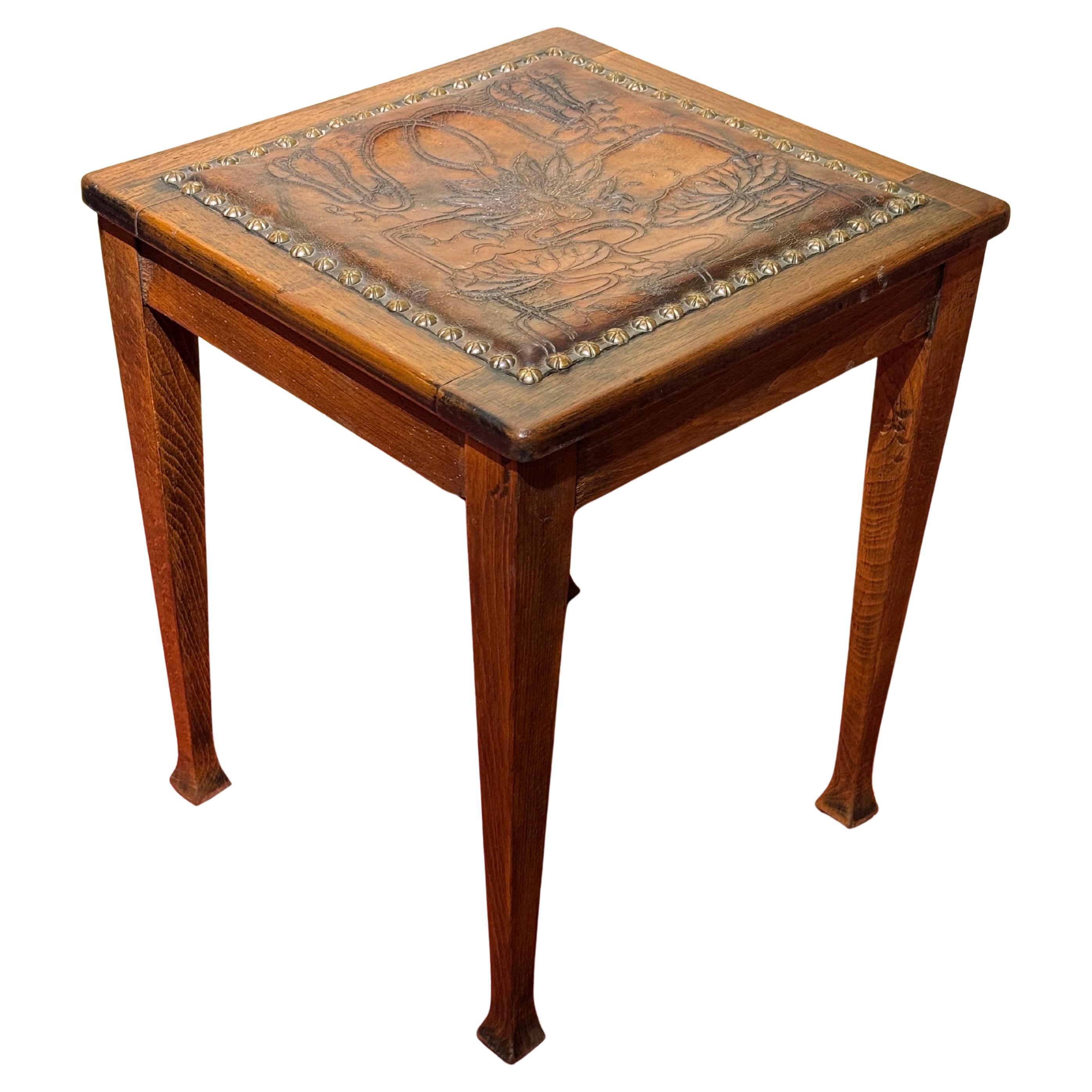 Antiguo taburete Art Nouveau asiento de cuero