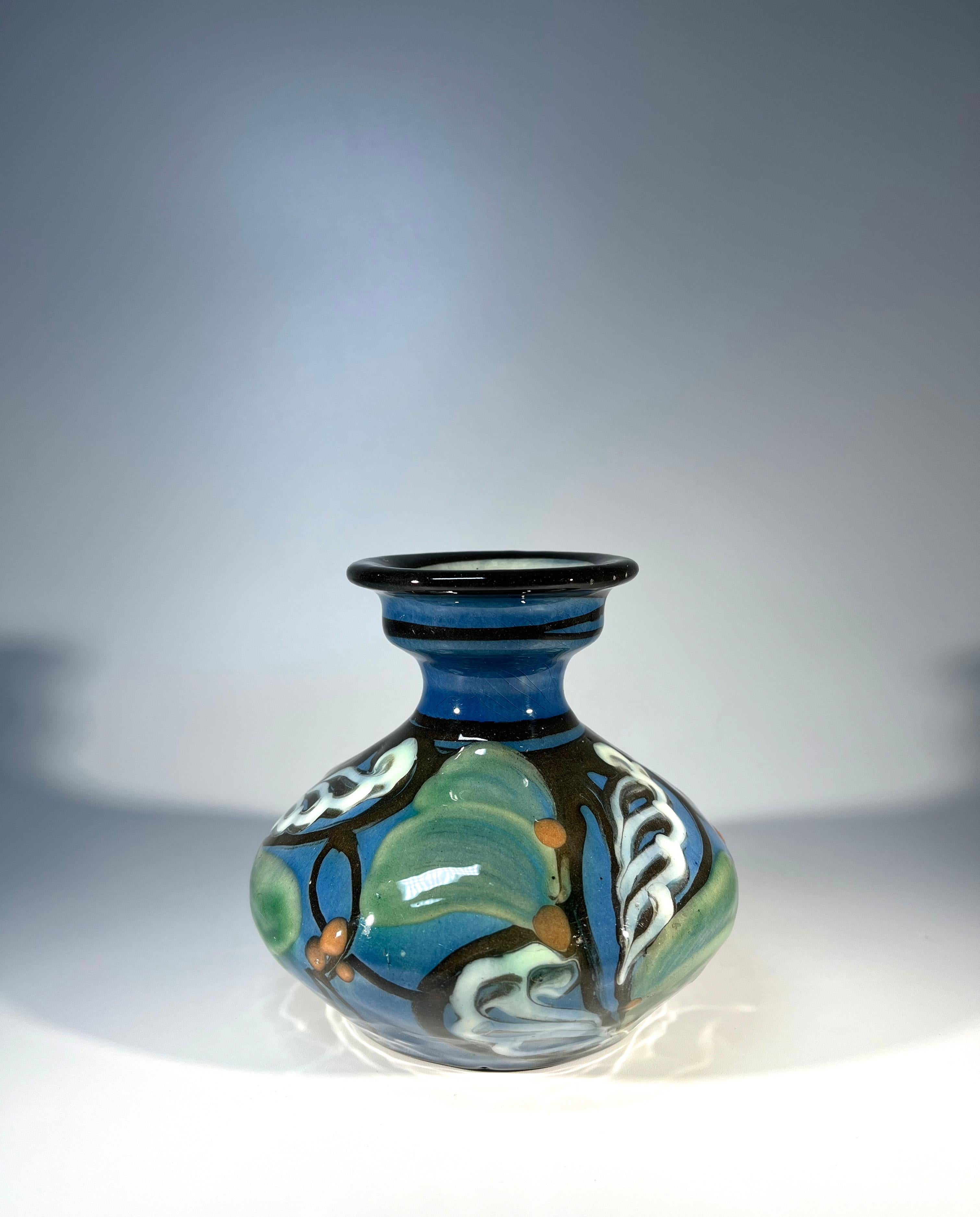 Vernissé Vase ancien en céramique stylisée Art Nouveau de Horsens Danico, Danemark vers 1920 en vente