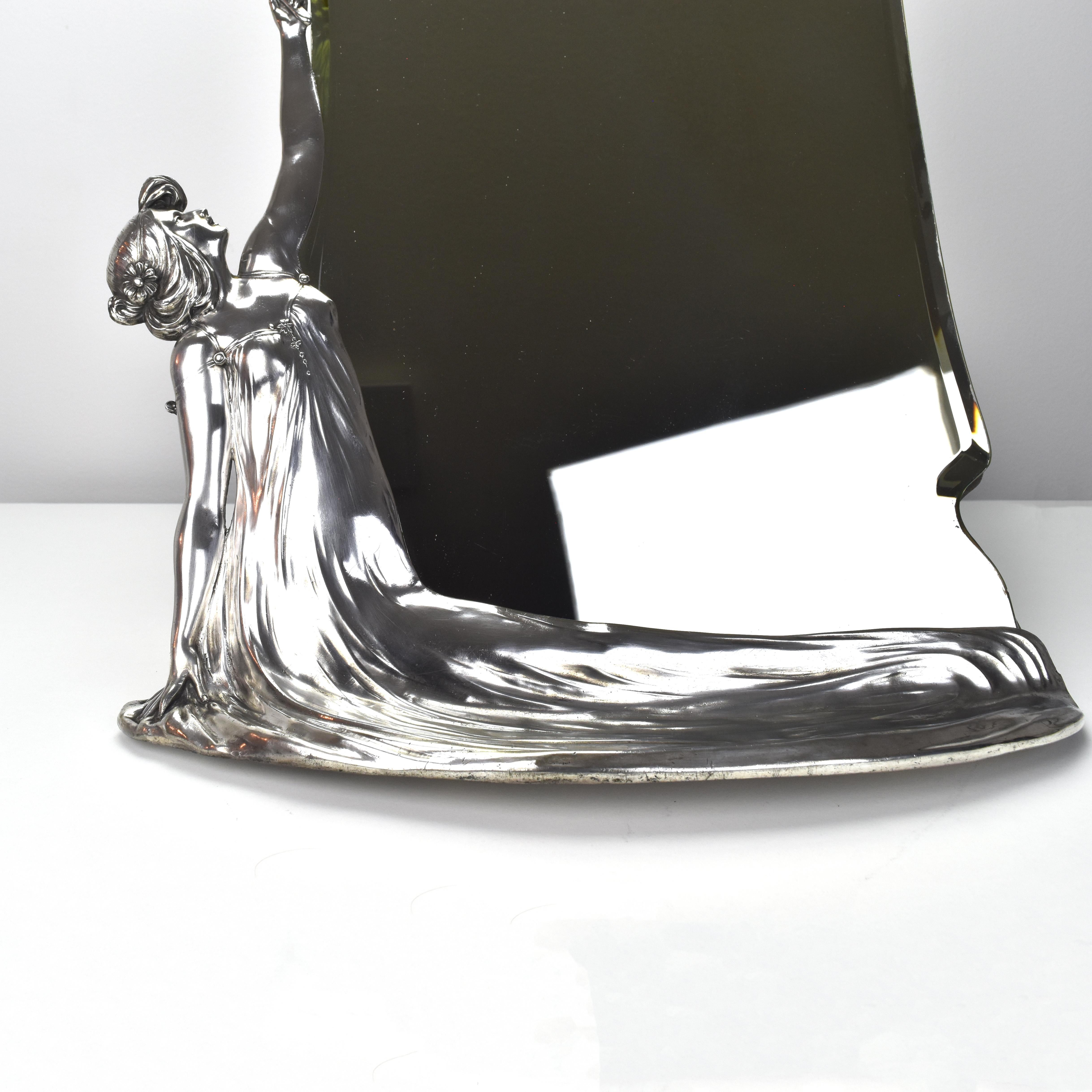 Antique miroir de coiffeuse de table Art Nouveau avec jeune fille en étain argenté WMF  en vente 5