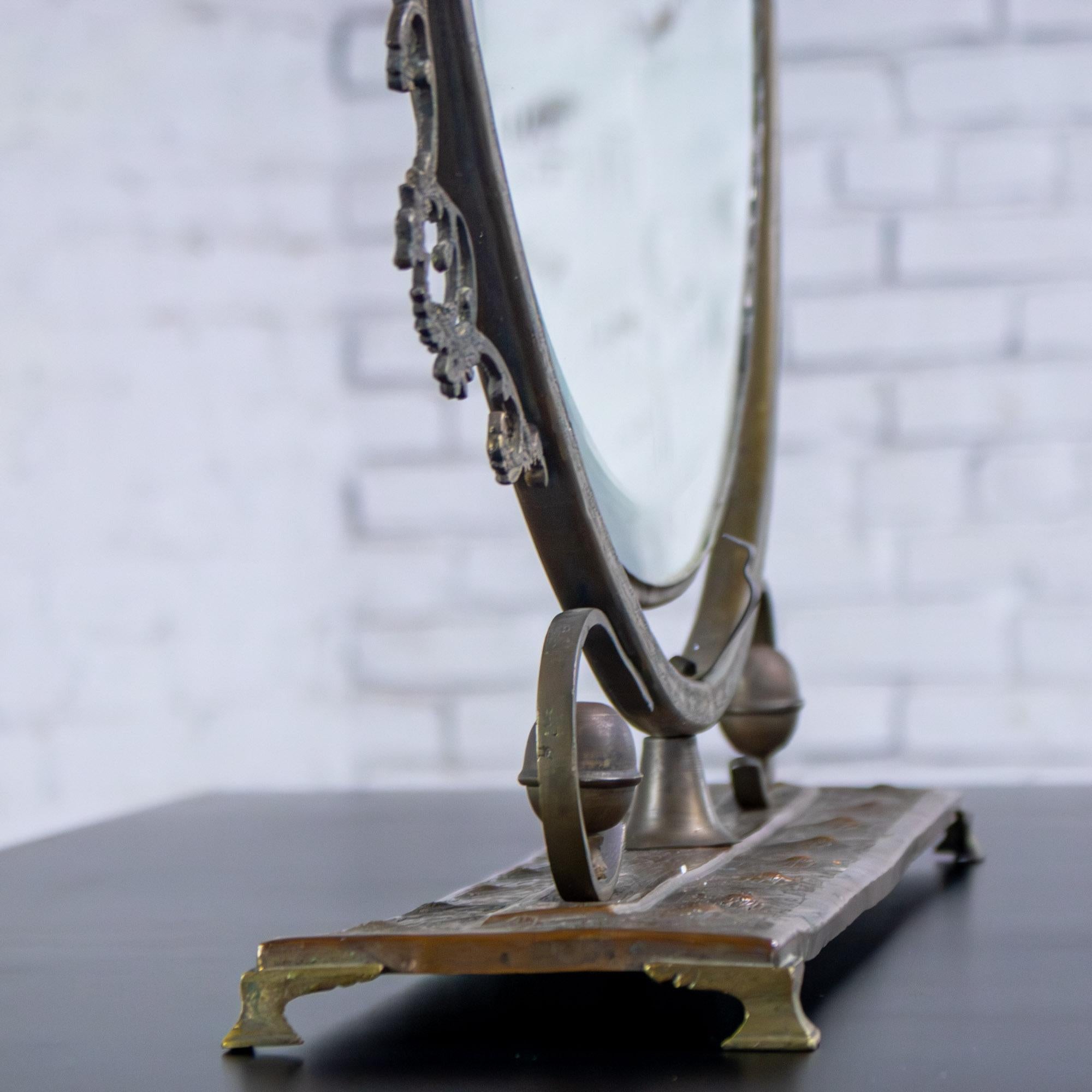 Antiguo tocador Art Nouveau de sobremesa Espejo biselado ovalado c/soportes para velas siglo XIX en venta