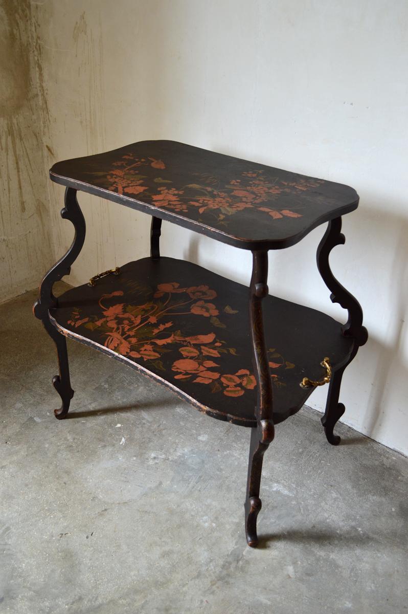 Made in France by Louis Majorelle, circa 1890.

This antique tea table features bronze handles with a golden patina, flowers, birds, and butterfly decorations.

Good condition. Some minor defects related to age and use.

Measures: Width 35