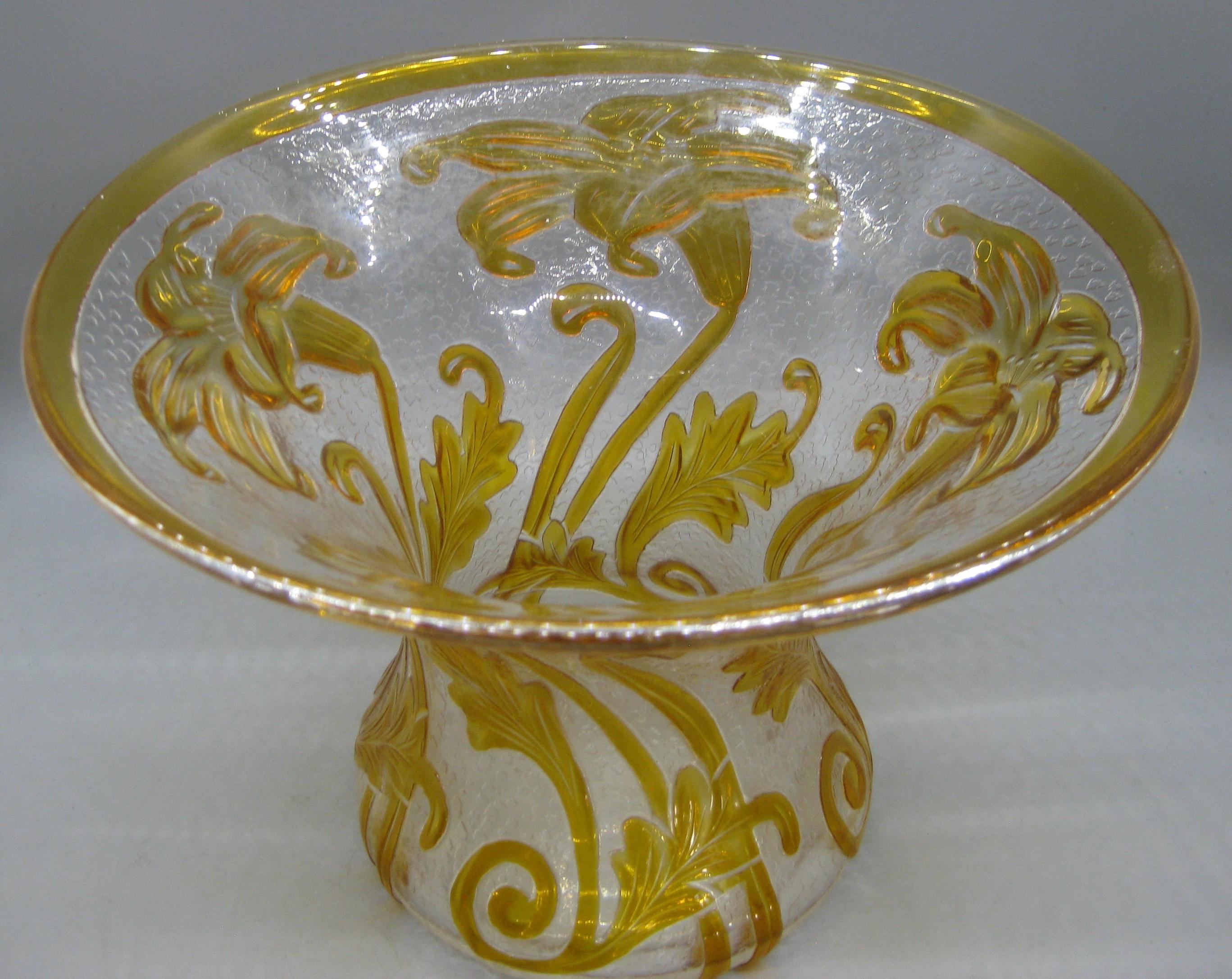 Fantastische Art Nouveau Thomas Webb Kamee Kunst Glas Blumenvase aus dem frühen Teil der 1900er Jahre. Die Vase wurde in England hergestellt und ist am unteren Rand signiert. Hat Lilien in Orange auf der Oberfläche. In ausgezeichnetem