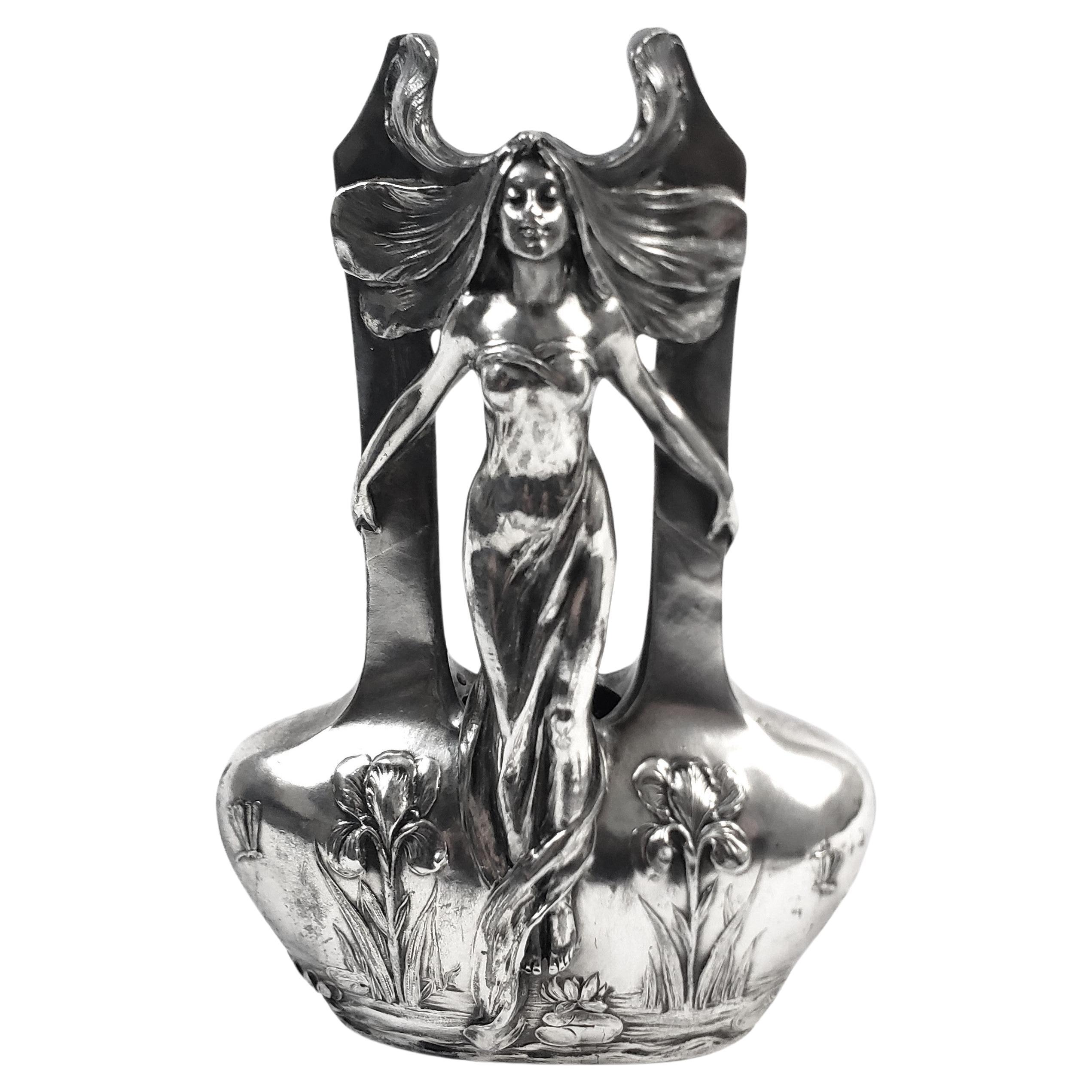 Vase Art nouveau ancien avec une décoration stylisée inspirée d'une femme et d'un étang