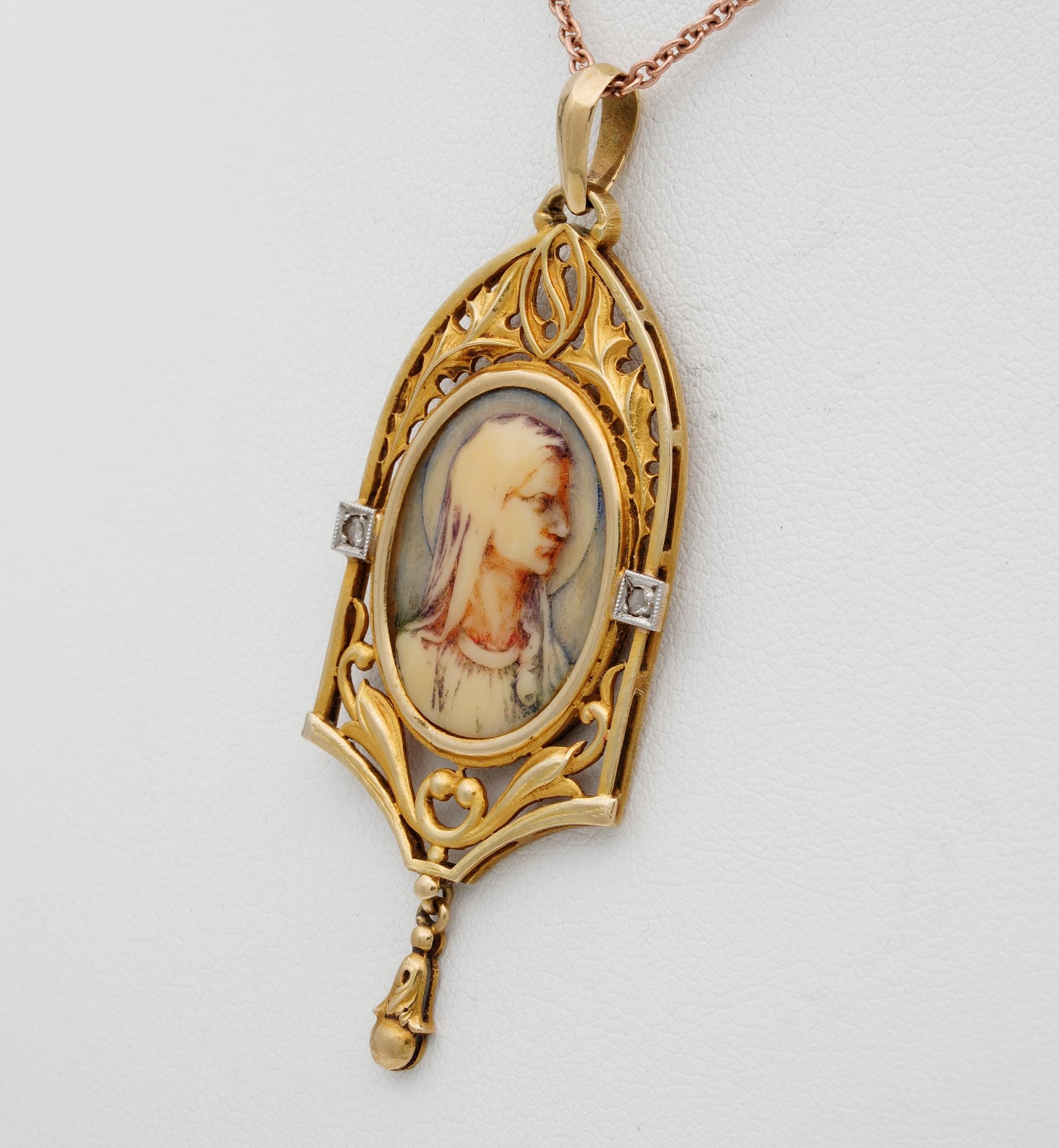 Antique Art Nouveau Virgin Mary Beautiful Cameo Pendant In Good Condition For Sale In Napoli, IT