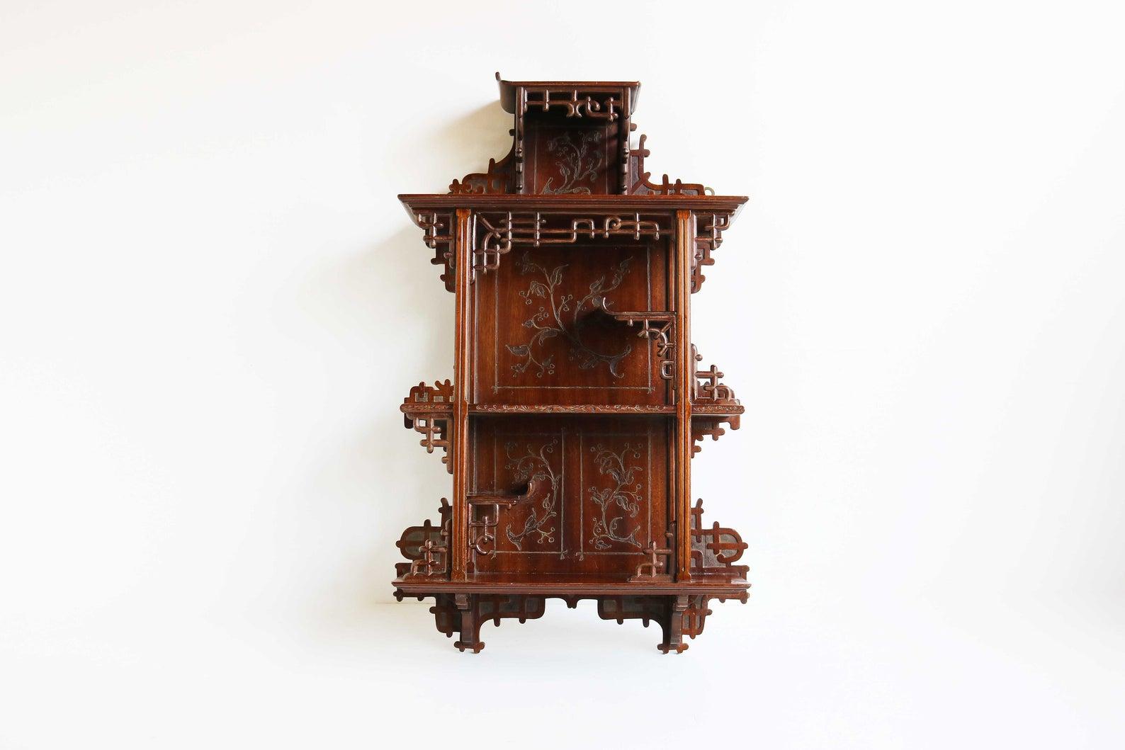 Gorgeous Antique mahogany wall cabinet etagere wall shelf display rack Japanese Chinese woodCarved 1890 1900 art nouveau rare Gabriel Viardot style
Beautiful rare antique display wall shelf in mahogany. This one of a kind very hard to find 19th