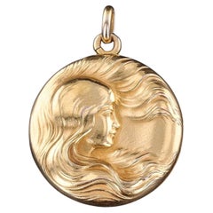 Antique médaillon Art nouveau pour femme en or 14 carats