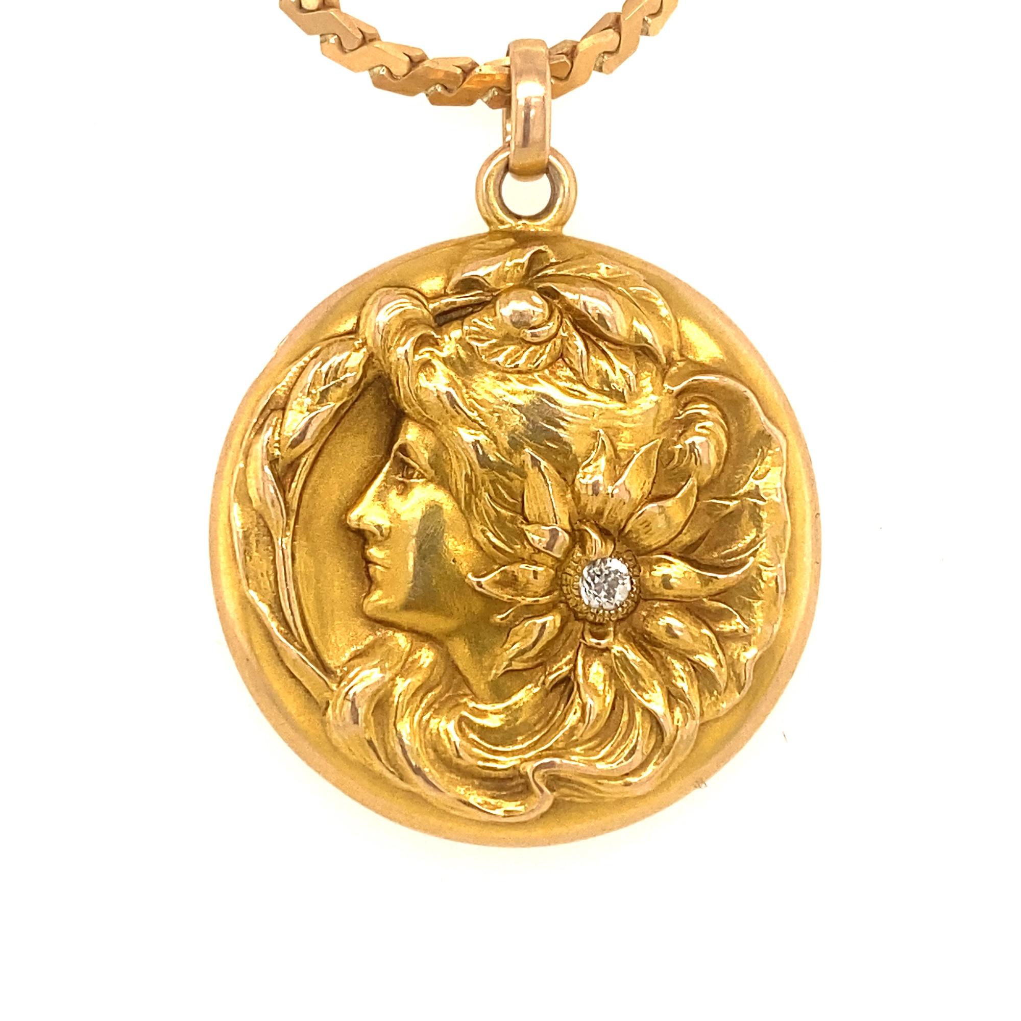 Dies ist eine schöne antike Jugendstil-Medaille, die eine Frau mit wallendem Haar und Blumen darstellt. Die Rückseite mit Blattwerk und Monogramm graviert Auto touché, Test für 14K. Der Euro-Cut-Diamant misst 0,06 Karat I Farbe VS-2 Klarheit. Die