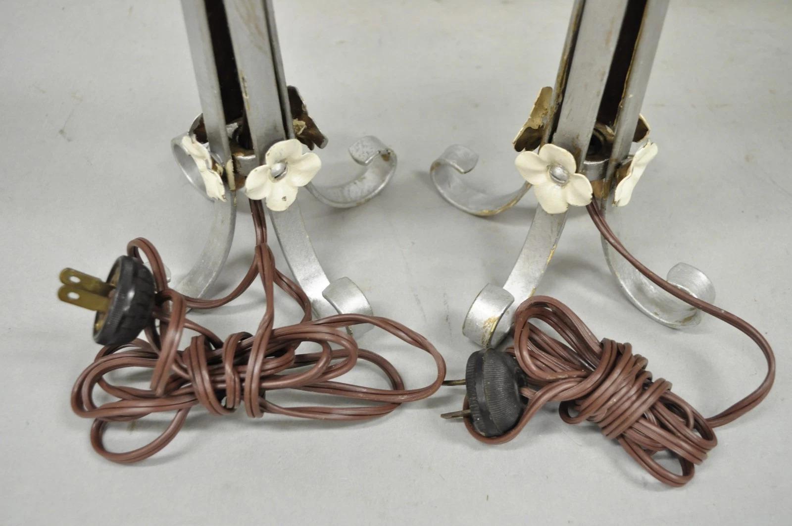 Paire de lampes de table Petite Boudoir en fer forgé peint à l'argent, ancienne Art Nouveau en vente 3