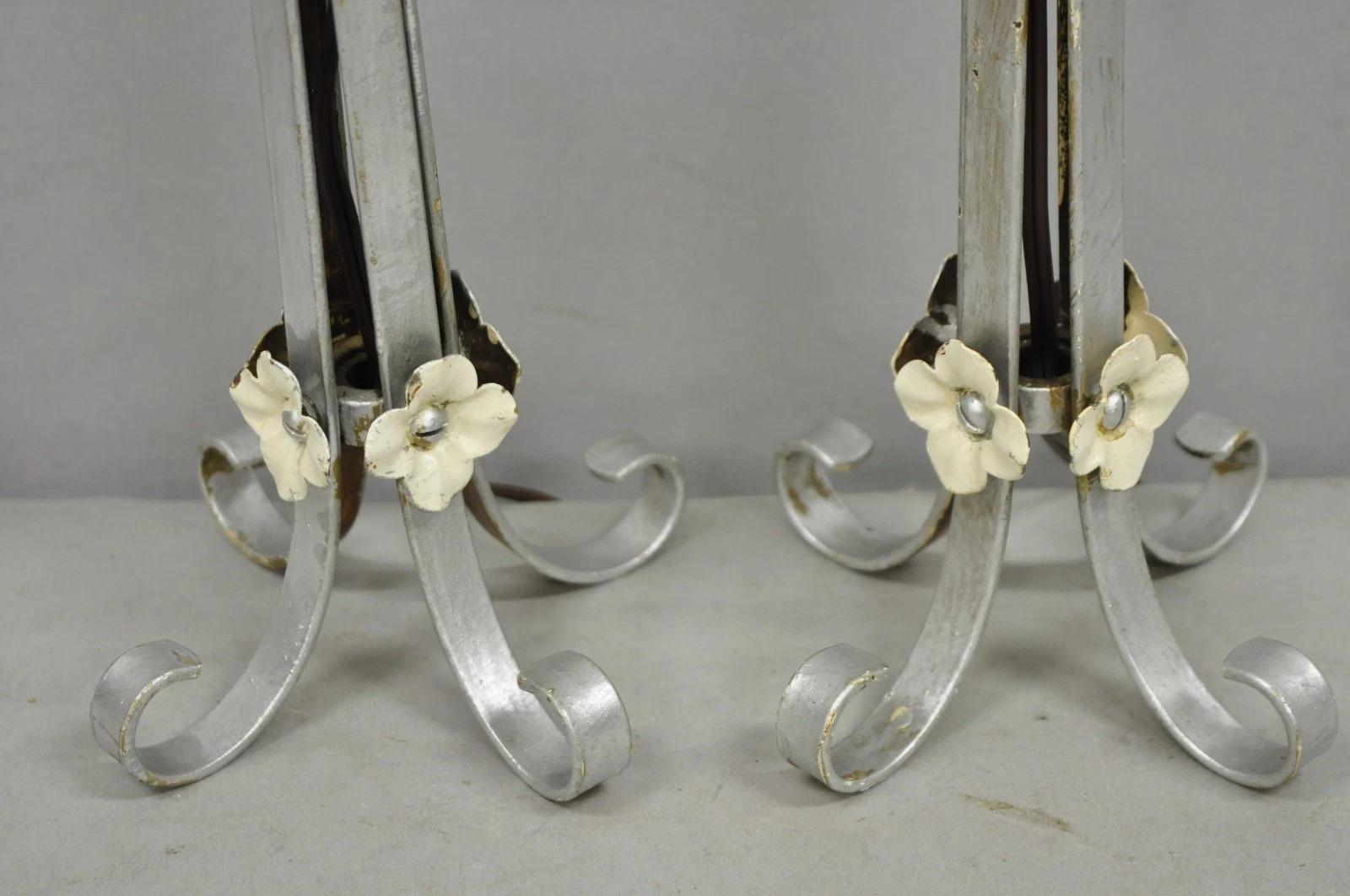 Paire de lampes de table Petite Boudoir en fer forgé peint à l'argent, ancienne Art Nouveau Bon état - En vente à Philadelphia, PA