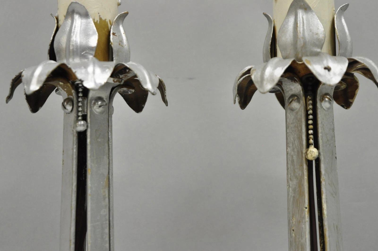 20ième siècle Paire de lampes de table Petite Boudoir en fer forgé peint à l'argent, ancienne Art Nouveau en vente