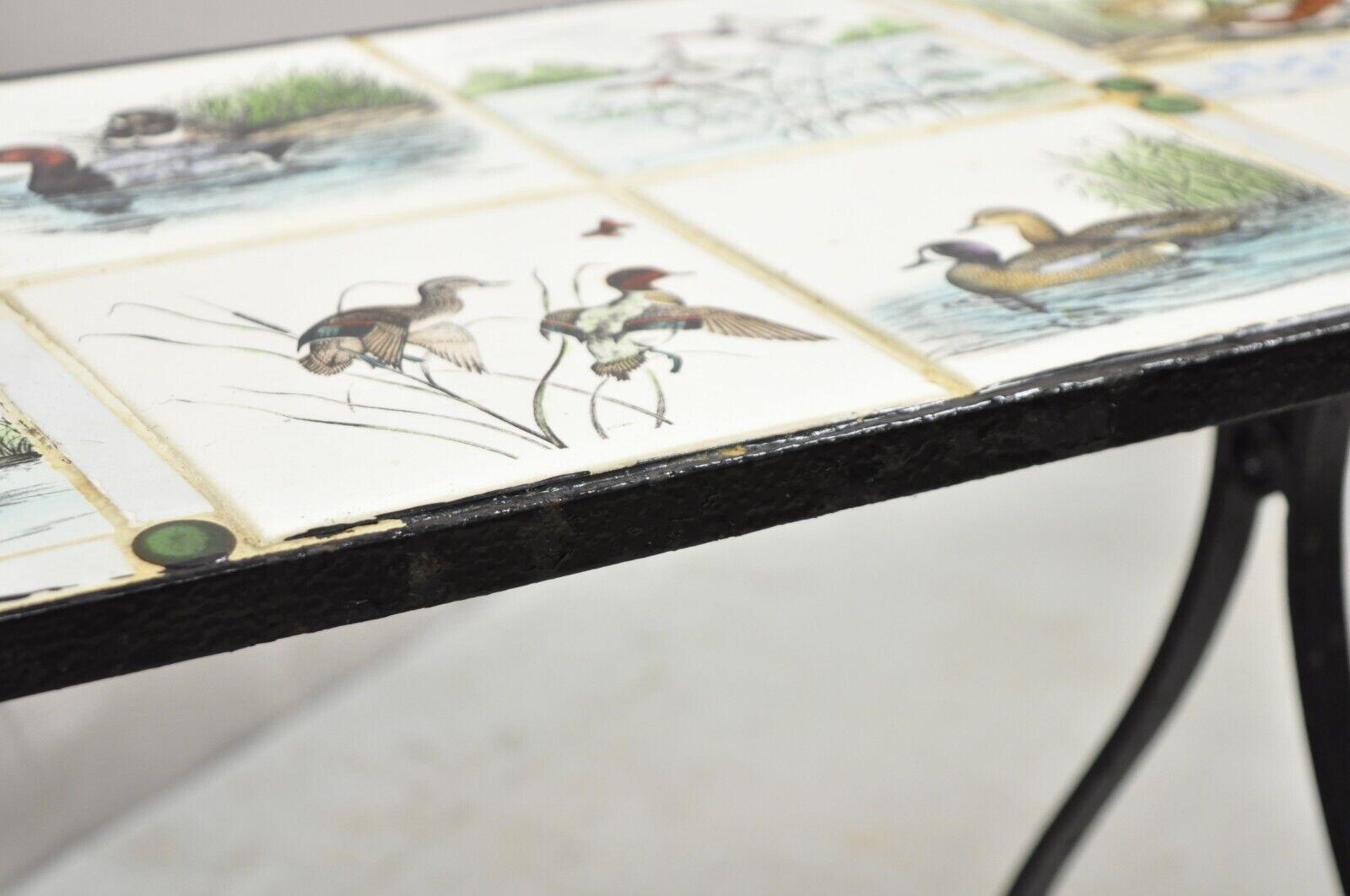 Fer forgé Ancienne table d'appoint en fer forgé Art Nouveau avec carreau en forme d'oies de canard en vente
