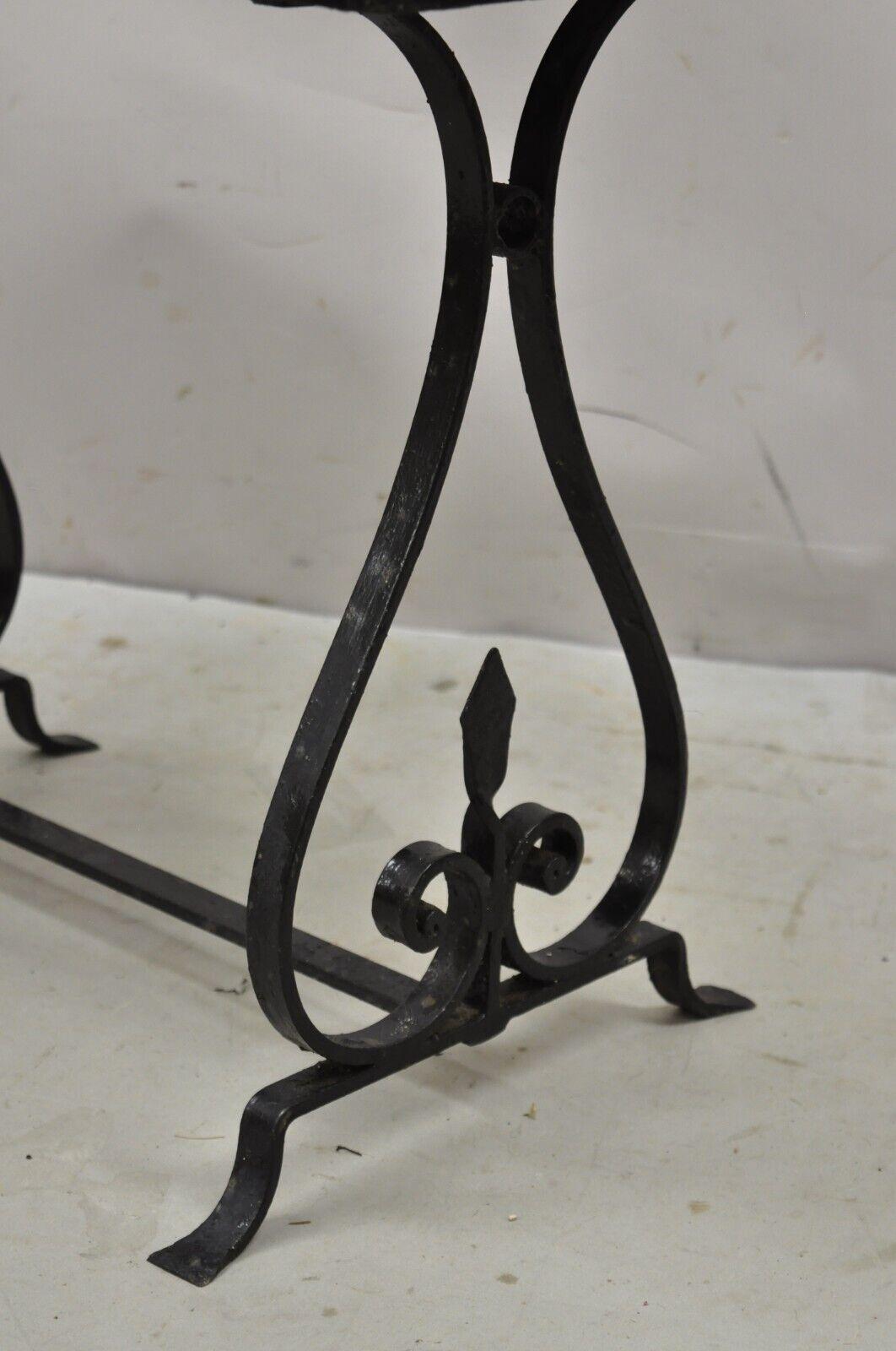 Ancienne table d'appoint en fer forgé Art Nouveau avec carreau en forme d'oies de canard en vente 1