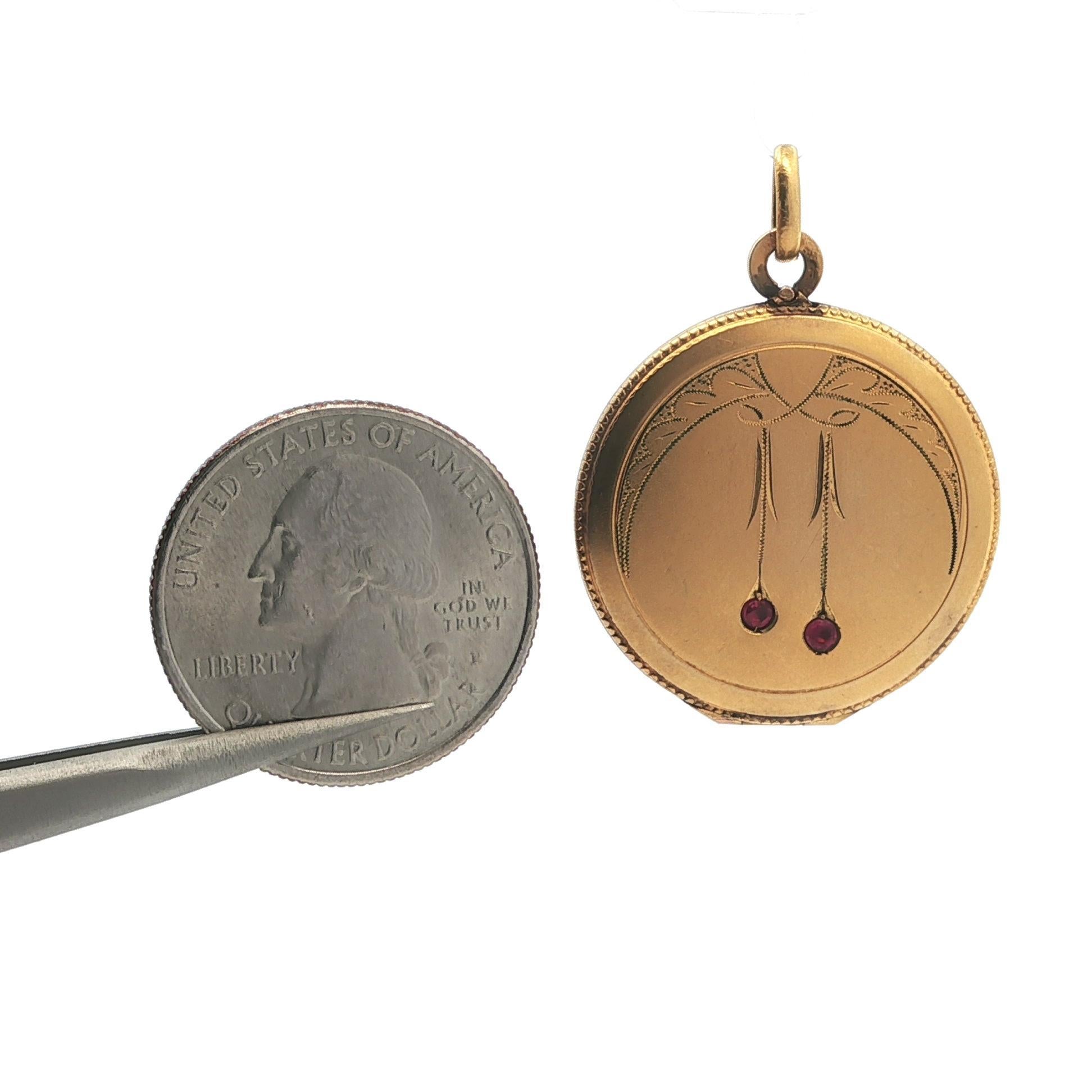 Art Nouveau Antico ciondolo a medaglione inciso a mano in oro giallo e pietre rosa in stile liberty in vendita