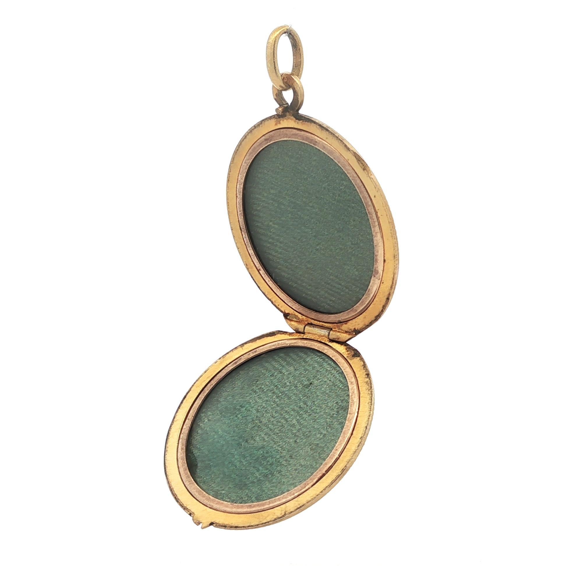 Antico ciondolo a medaglione inciso a mano in oro giallo e pietre rosa in stile liberty In condizioni buone in vendita a Montclair, NJ