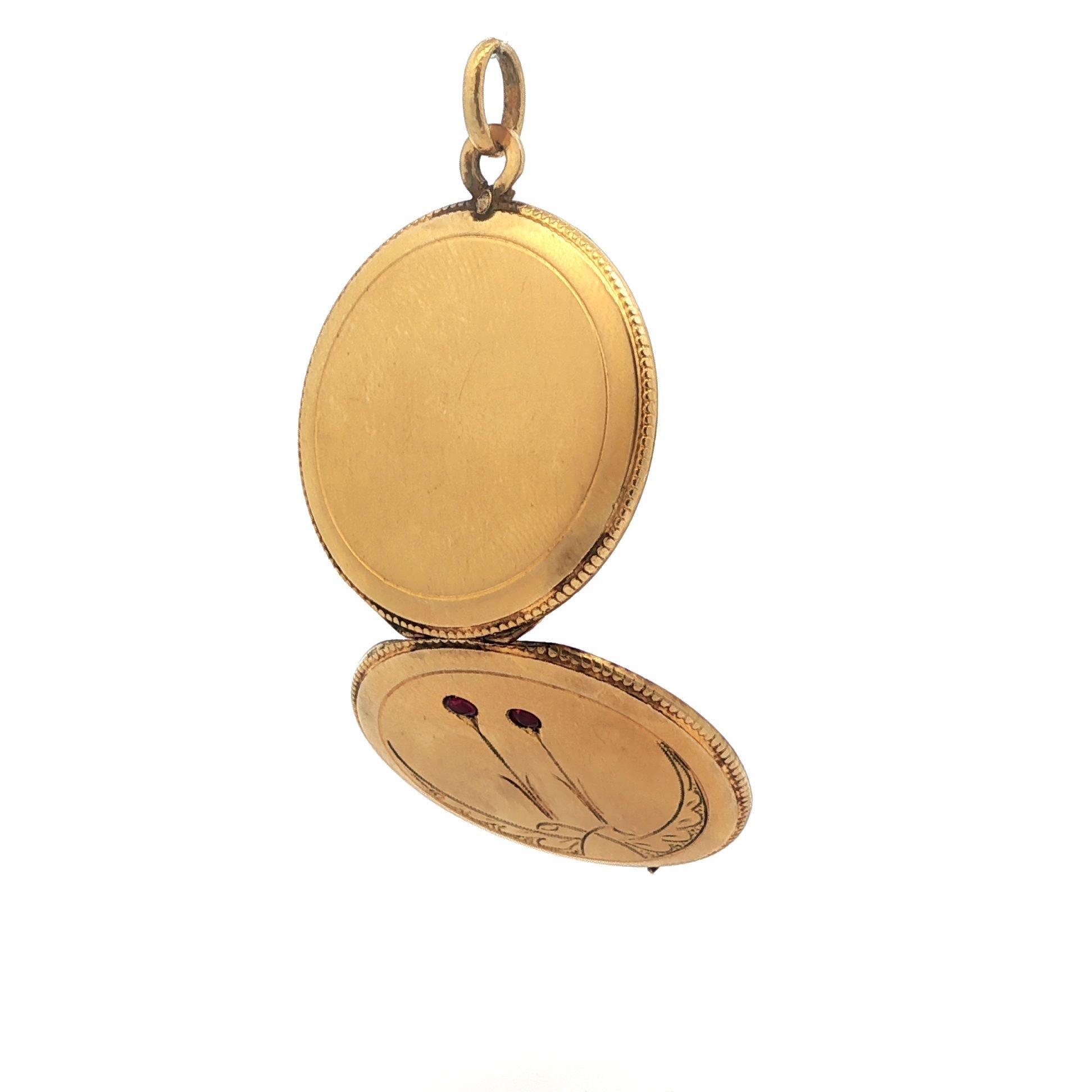 Donna Antico ciondolo a medaglione inciso a mano in oro giallo e pietre rosa in stile liberty in vendita