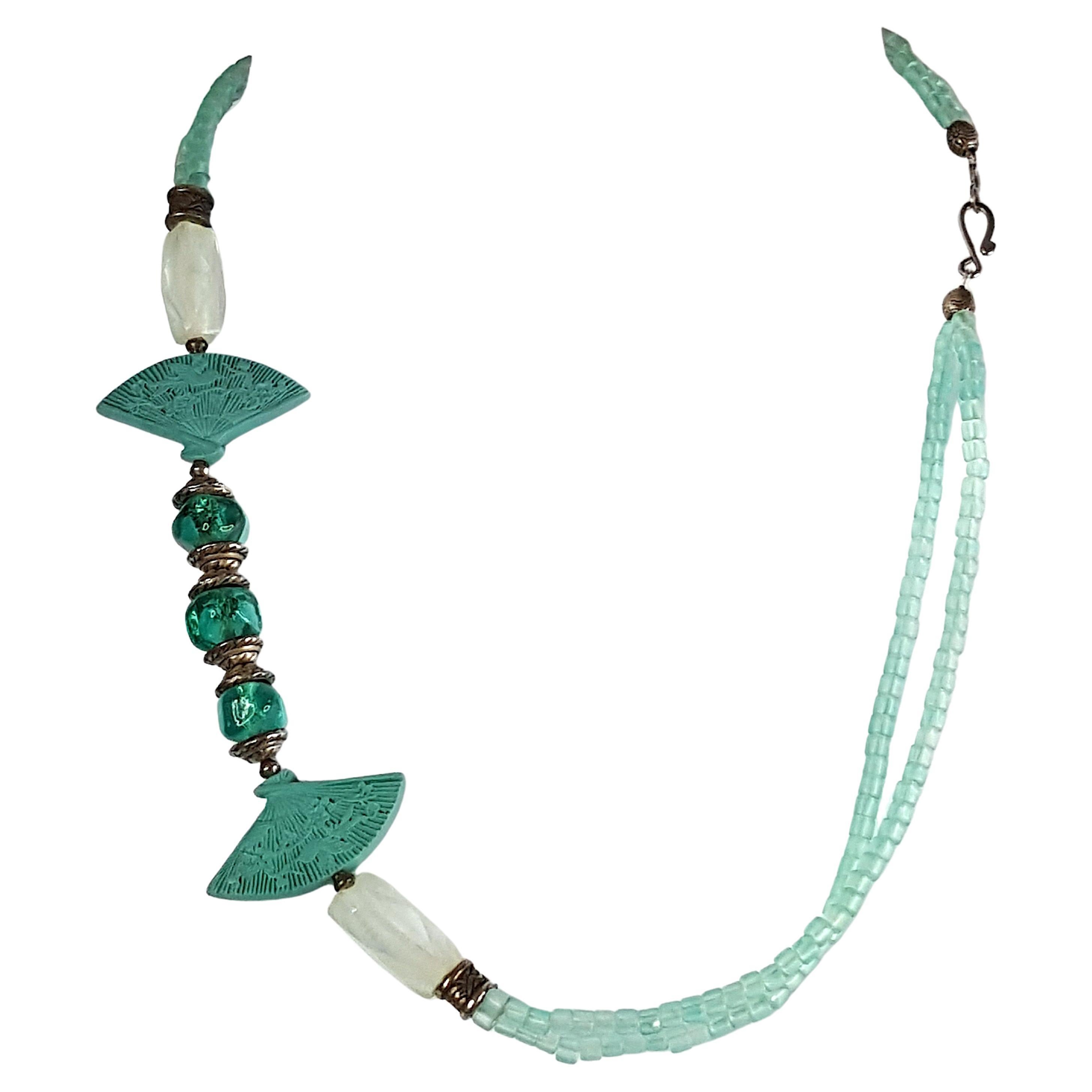 Diese antike französische Art-Déco-Halskette aus zwei Strängen ist mit einer Vielzahl von handgefertigten Pariser Perlen aus den frühen 1920er Jahren bestückt, darunter meergrünes Lampenglas, facettierter Bergkristall, türkisfarbene Galalithfächer