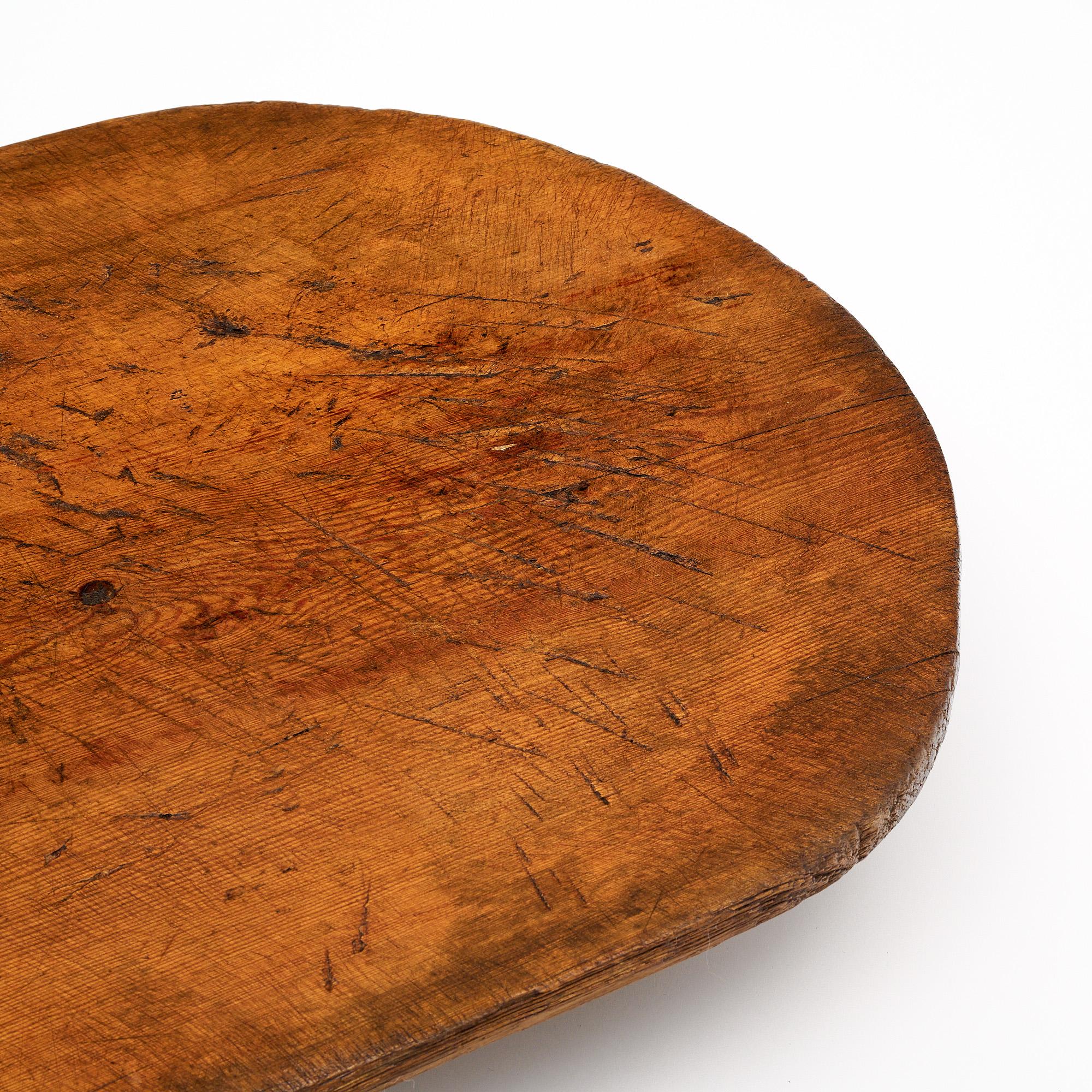 Tavolo da pastore delle Dolomiti in Italia. Questo pezzo è realizzato in legno massiccio di castagno e presenta la patina originale. È realizzato con una falegnameria a pioli. Questo pezzo ha quattro gambe basse che sorreggono un unico piano in