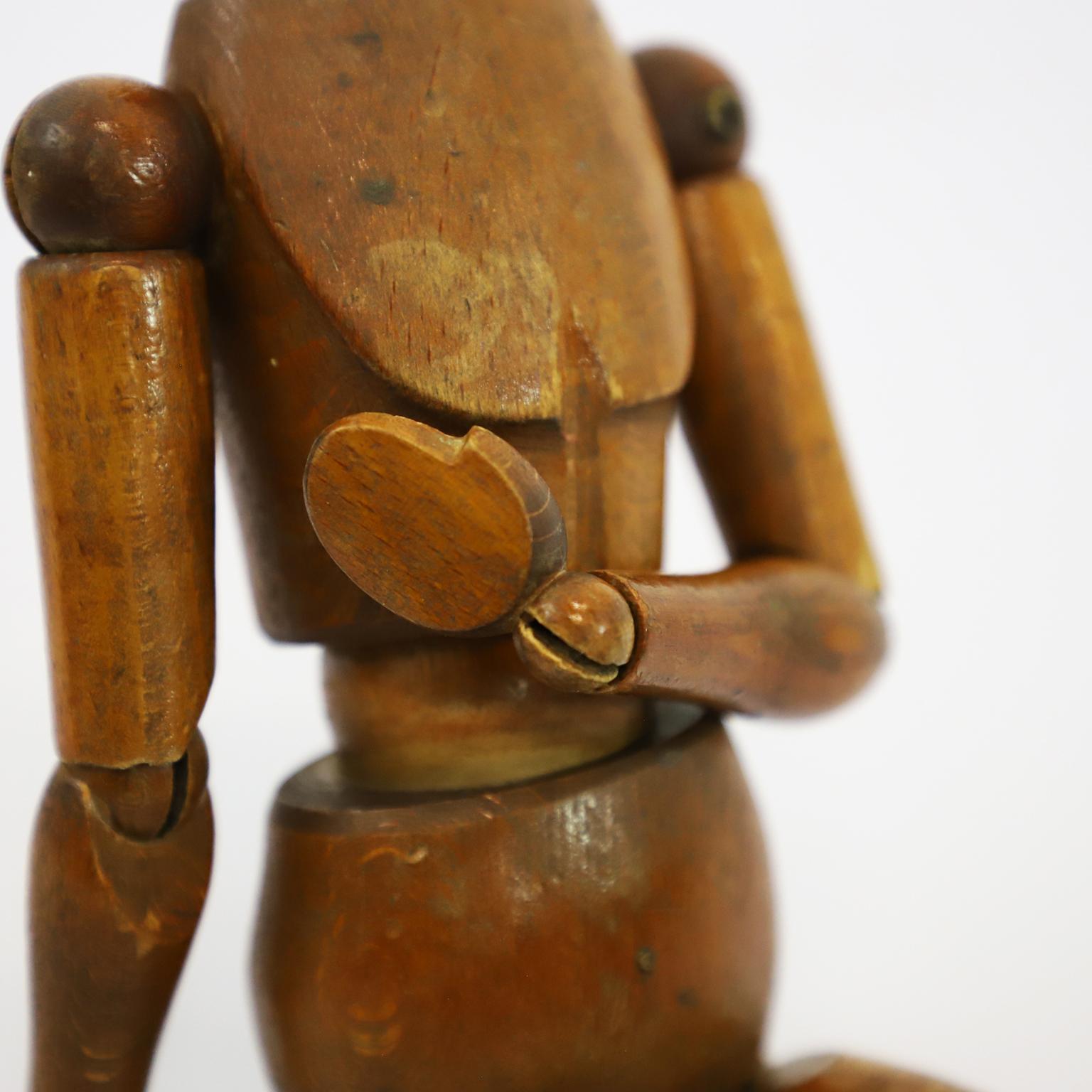 Circa 1940. Nous vous proposons ce mannequin d'artiste articulé ancien en bois de chêne.