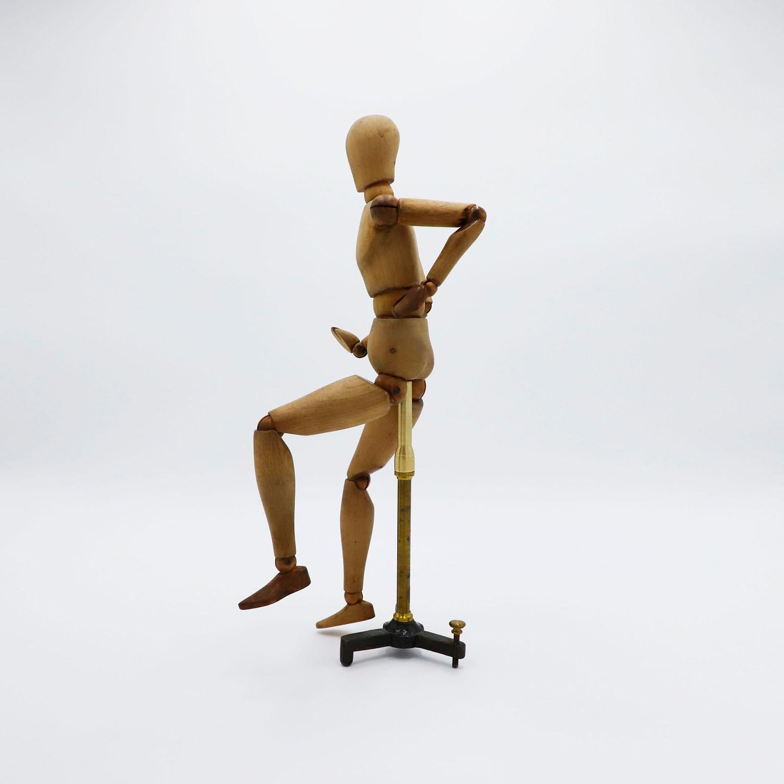 Circa 1940. Nous vous proposons ce mannequin d'artiste articulé ancien en bois et trépied en laiton.