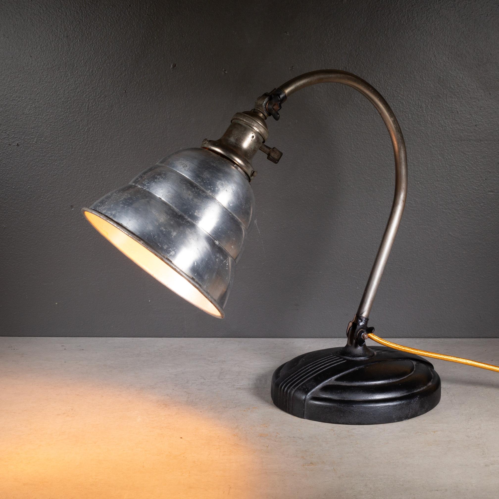 À PROPOS DE

Lampe industrielle antique articulée Art Deco avec base en fonte, tige et douille nickelées, abat-jour en aluminium et nouveau cordon en tissu doré. Peut être utilisée comme lampe de table ou comme applique murale. 

La tige et