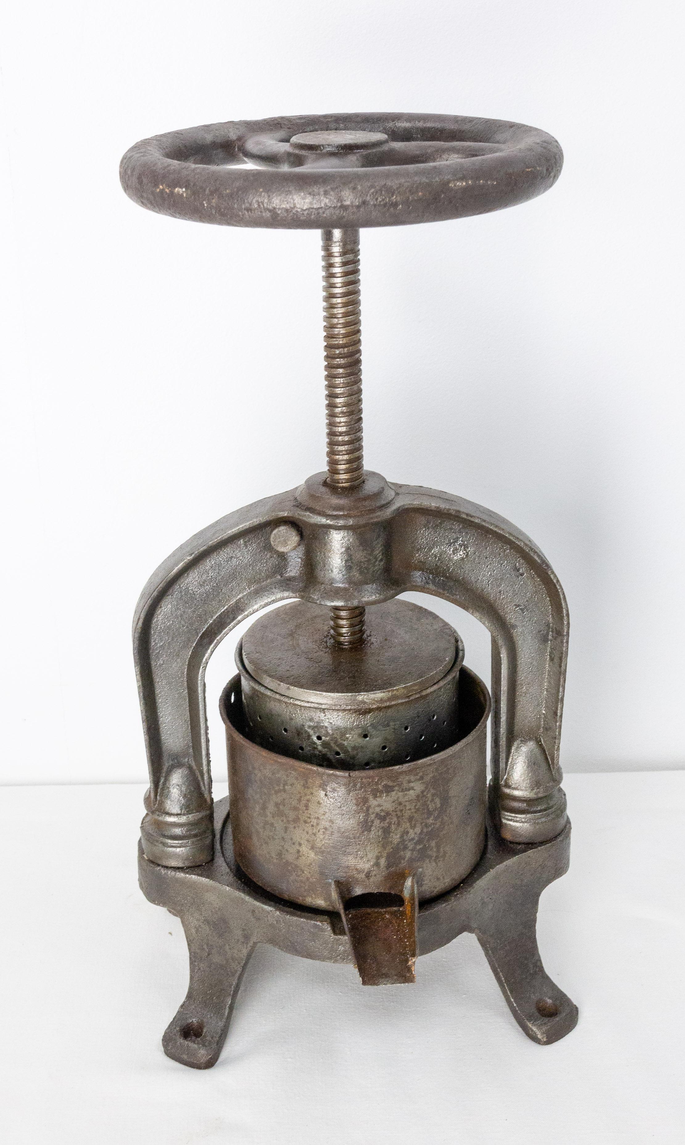 Antique Artisanal Fruit Press Cast Iron, France, circa 1880 In Good Condition For Sale In Labrit, Landes