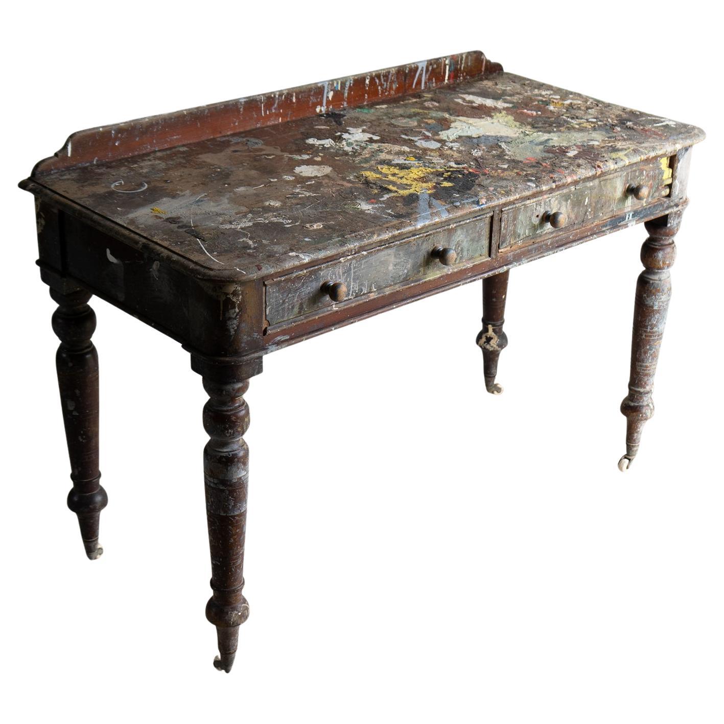 Ancienne table à écrire en acajou avec éclaboussures de peinture dans un Studio d
artiste, C.I.C.