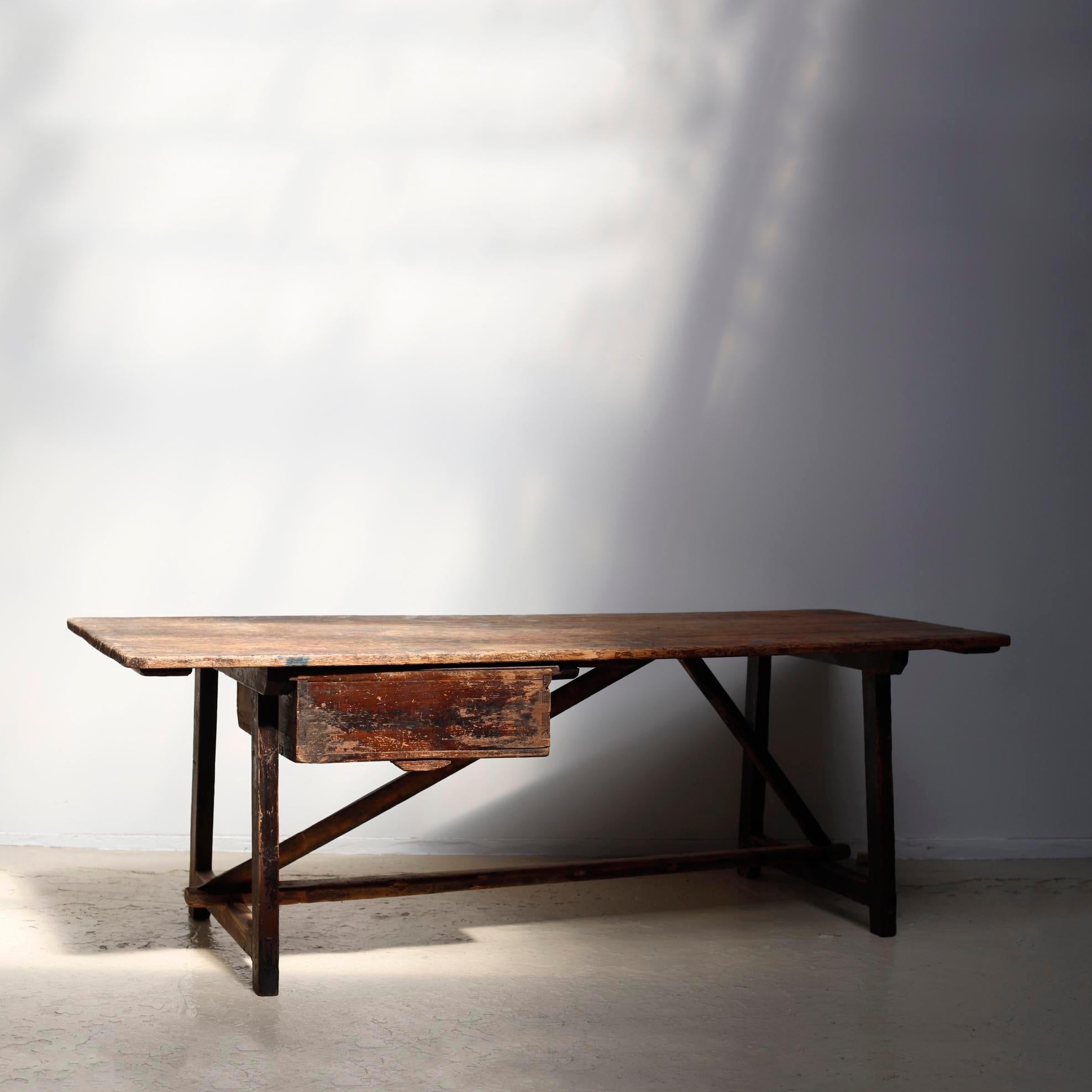 Grande table antique avec un seul tiroir qui aurait été utilisée dans l'atelier d'un peintre. Un goût excellent qui s'inscrit dans une longue période de temps.