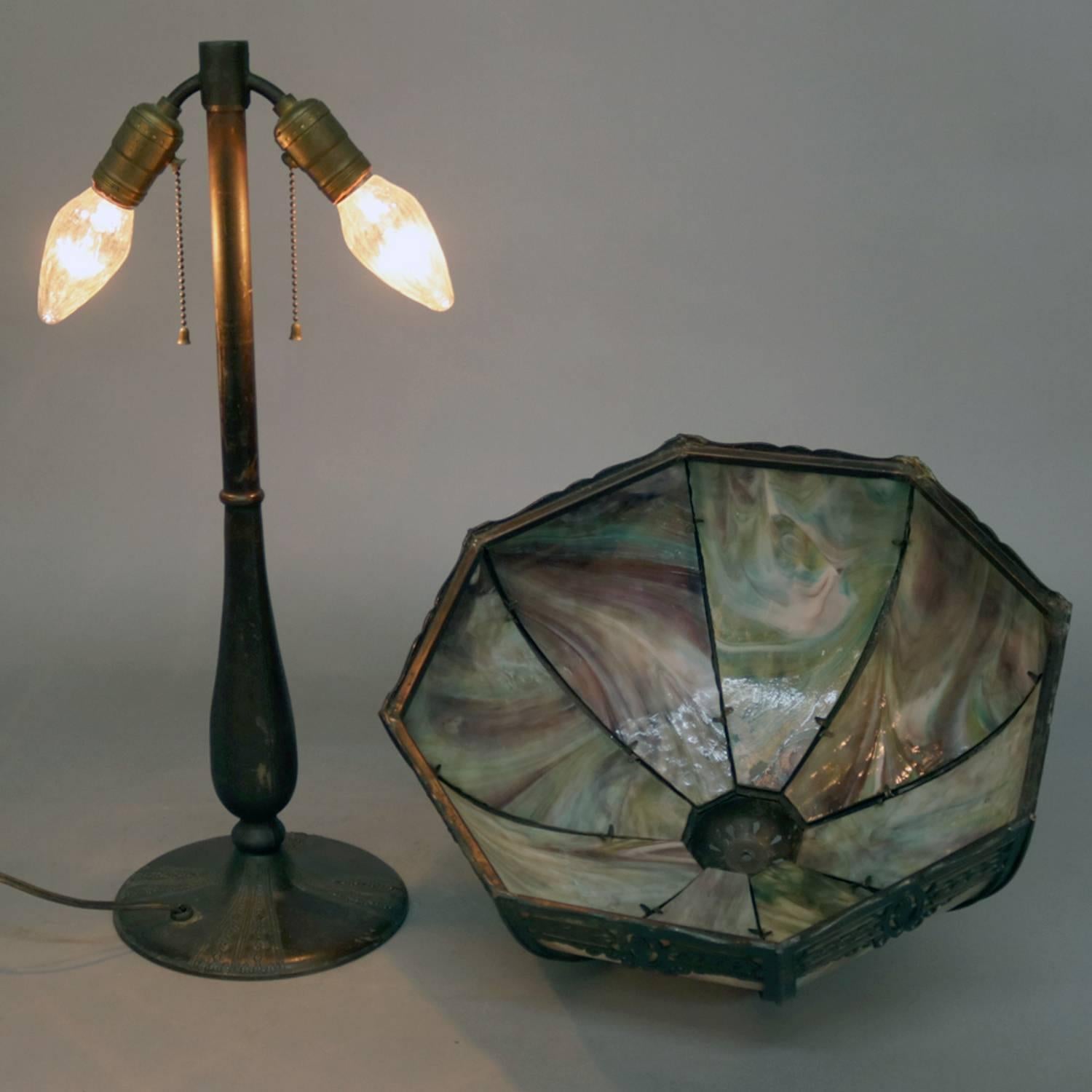 Antike Bradley & Hubbard School Dual-Licht-Tischlampe verfügt über acht Panel durchbrochenen filigranen Schatten mit blattförmigen Rand jeweils mit zentralen Patera mit Band Kamm und Gehäuse gebogene Schlacke Glasscheiben:: gegossen Basis ist Tulpe