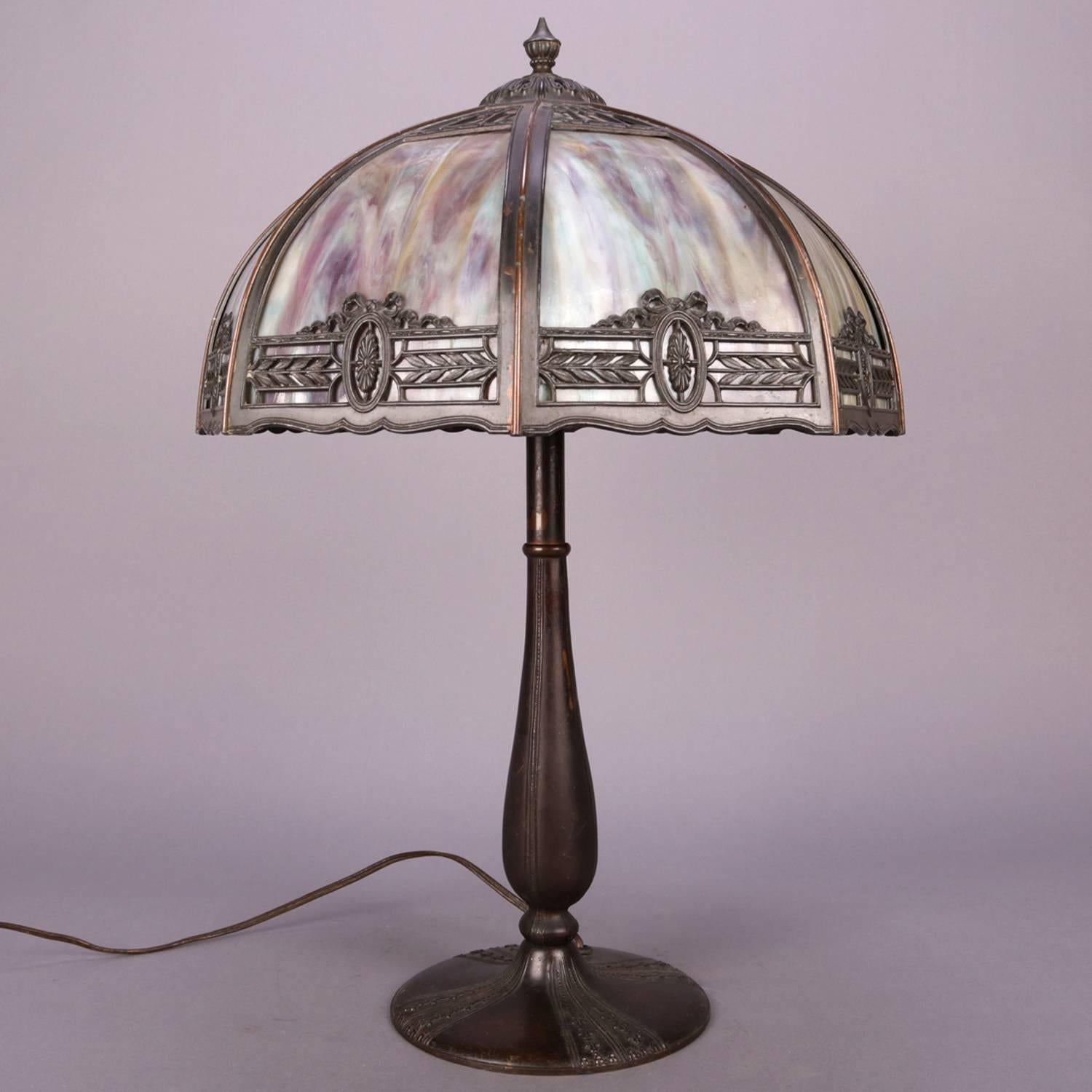 Antike Arts & Crafts Bradley & Hubbard School Schlacke Glas Tischlampe:: um 1920 (amerikanisch)