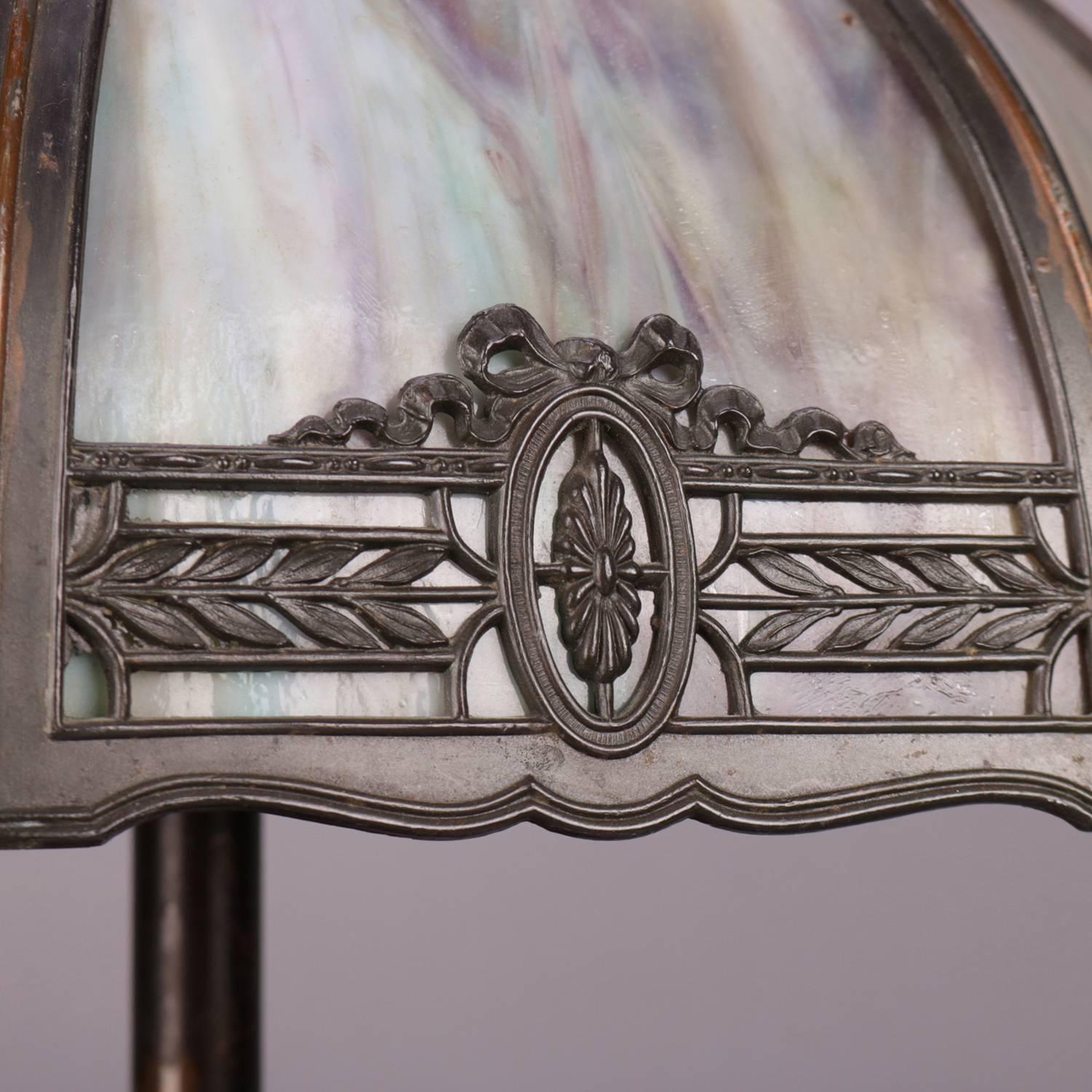 Antike Arts & Crafts Bradley & Hubbard School Schlacke Glas Tischlampe:: um 1920 (Gegossen)