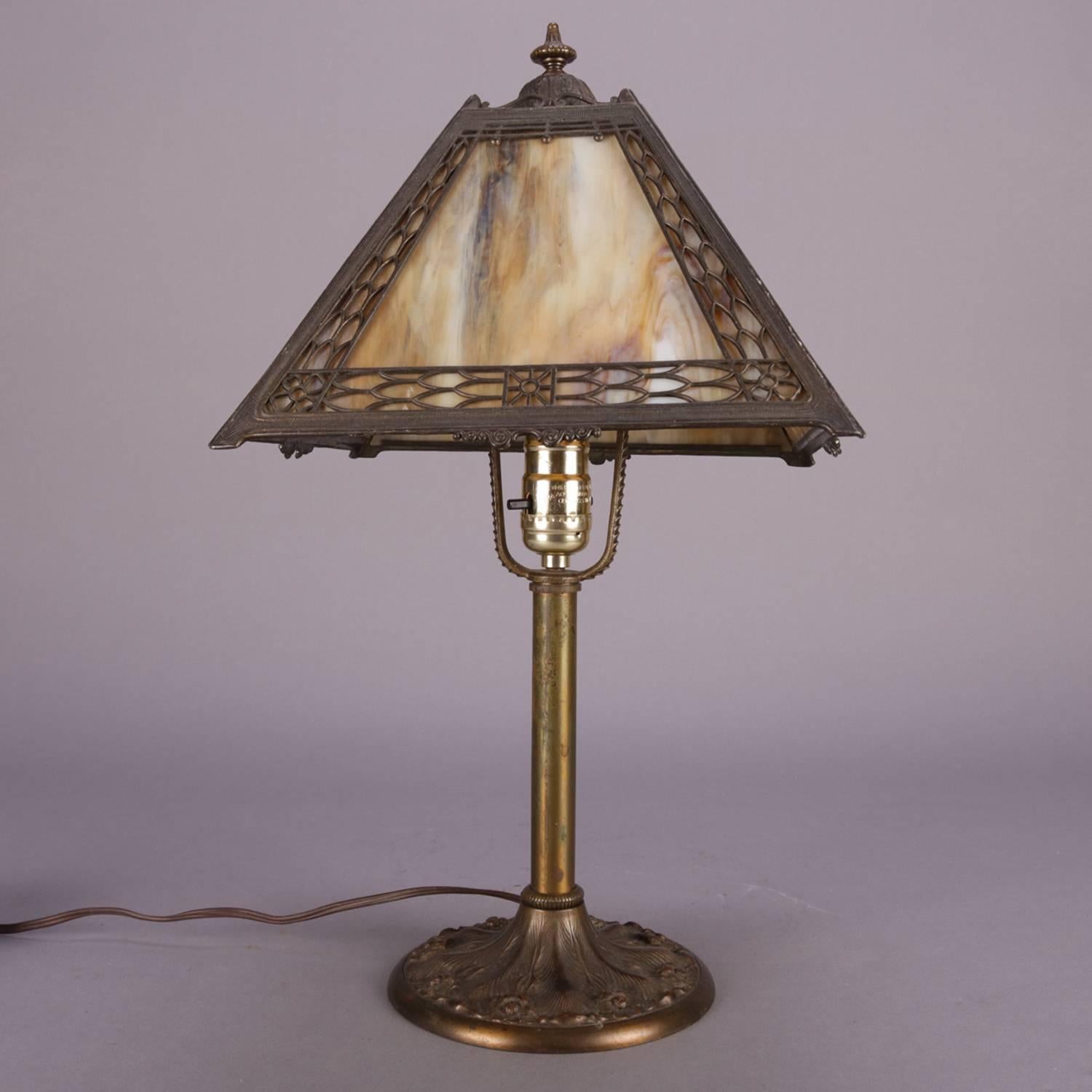 Antike Arts & Crafts Miller Schlacke Vier-Panel Glas Petite Tischlampe:: um 1920 im Zustand „Gut“ in Big Flats, NY