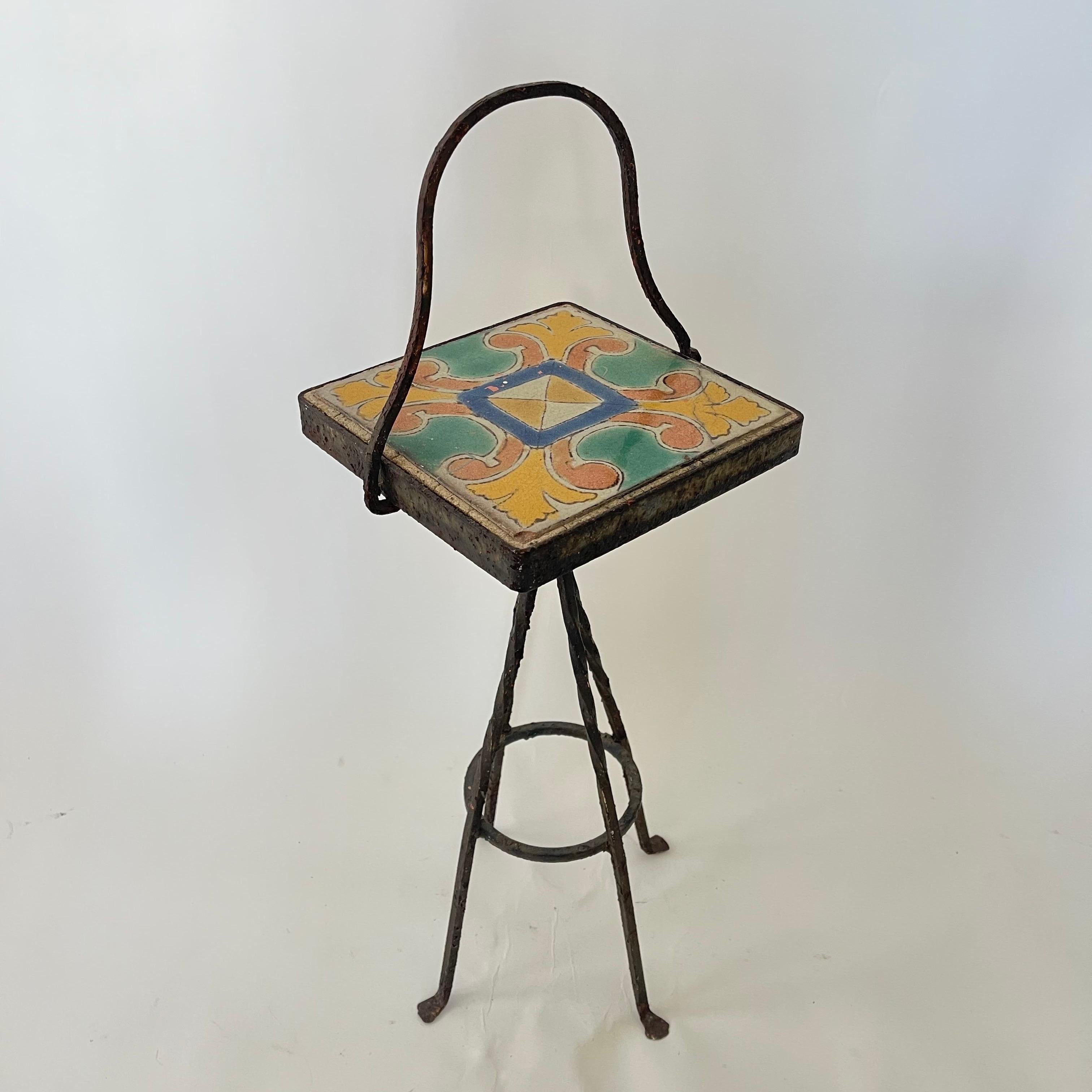 Coloniale spagnolo Antico tavolino da fumo in piastrelle di Catalina Arts and Craft, California, 1900 in vendita
