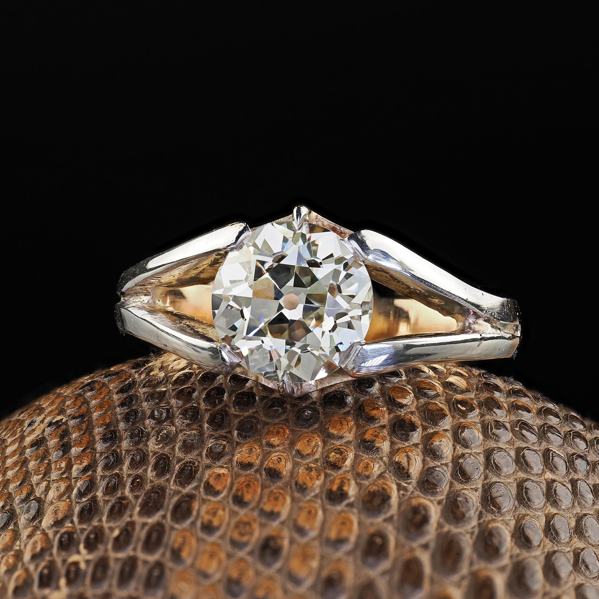 Bellissimo anello di fidanzamento con diamante antico in oro e argento 14K - GIA. Questo incredibile anello di fidanzamento con diamante antico di taglio europeo di Arte Antiques è realizzato in oro giallo 14k e argento. Questo bellissimo anello