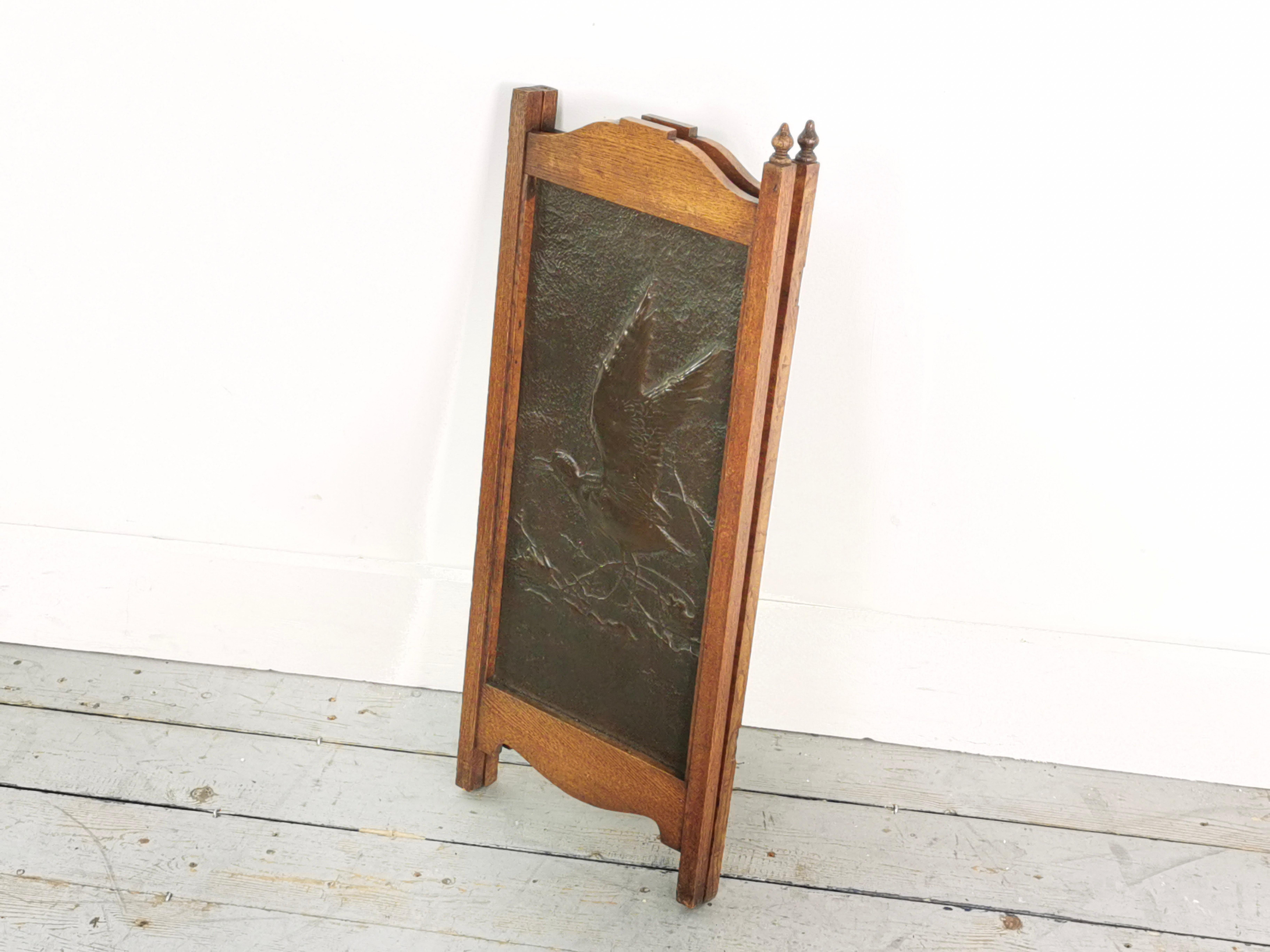 Arts & Crafts fire guard

A two-panel (initially three) arts and crafts fire guard constructed from solid oak with brass inserts.

Highly decorative item, with brass inserts displaying birds. Hinged for storage.

Circa 1900.

Very good