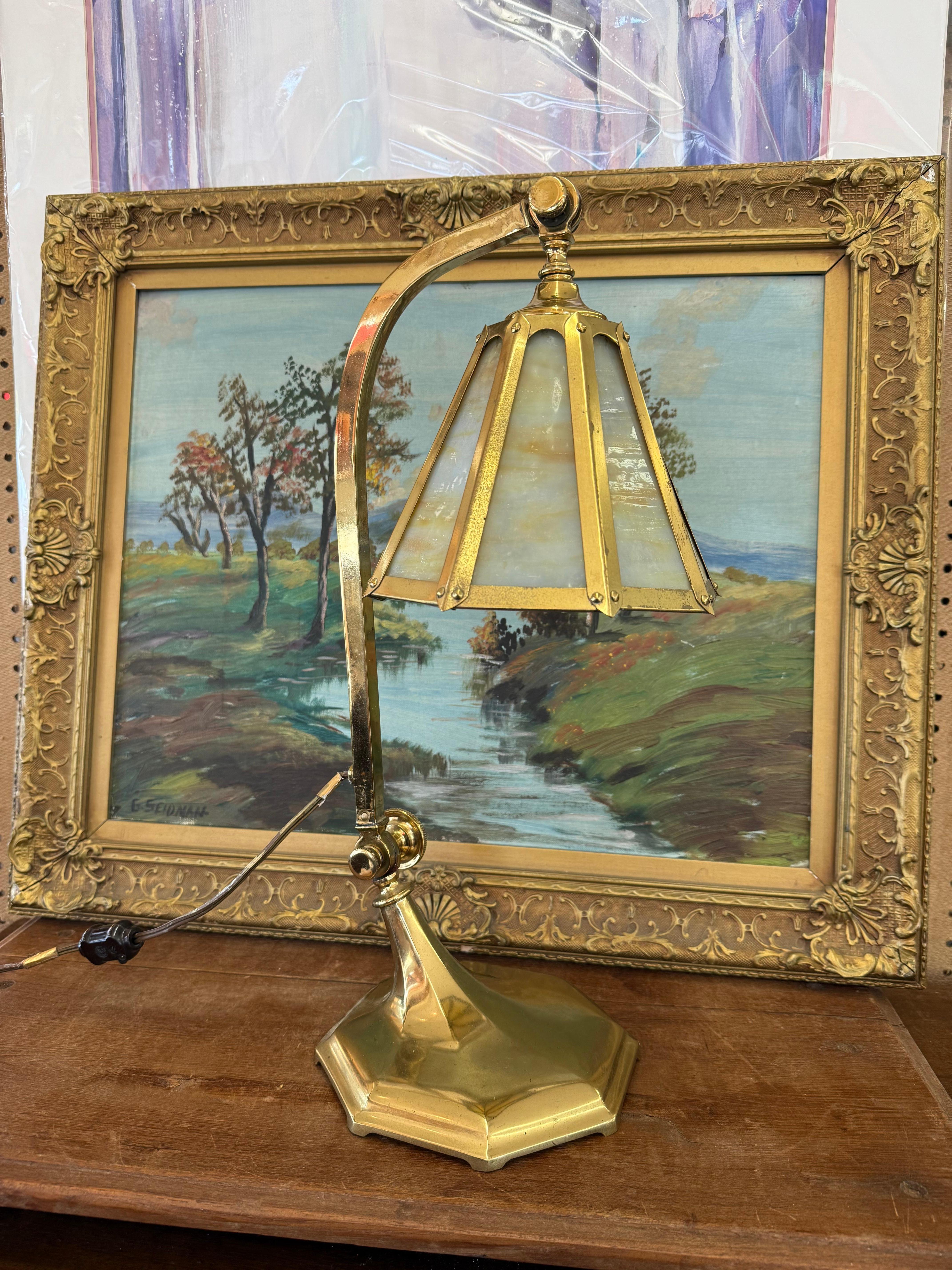 Lampe Arts and Crafts ancienne en laiton et verre teinté delag, vers 1910 par Salo Metal Bon état - En vente à Seattle, WA