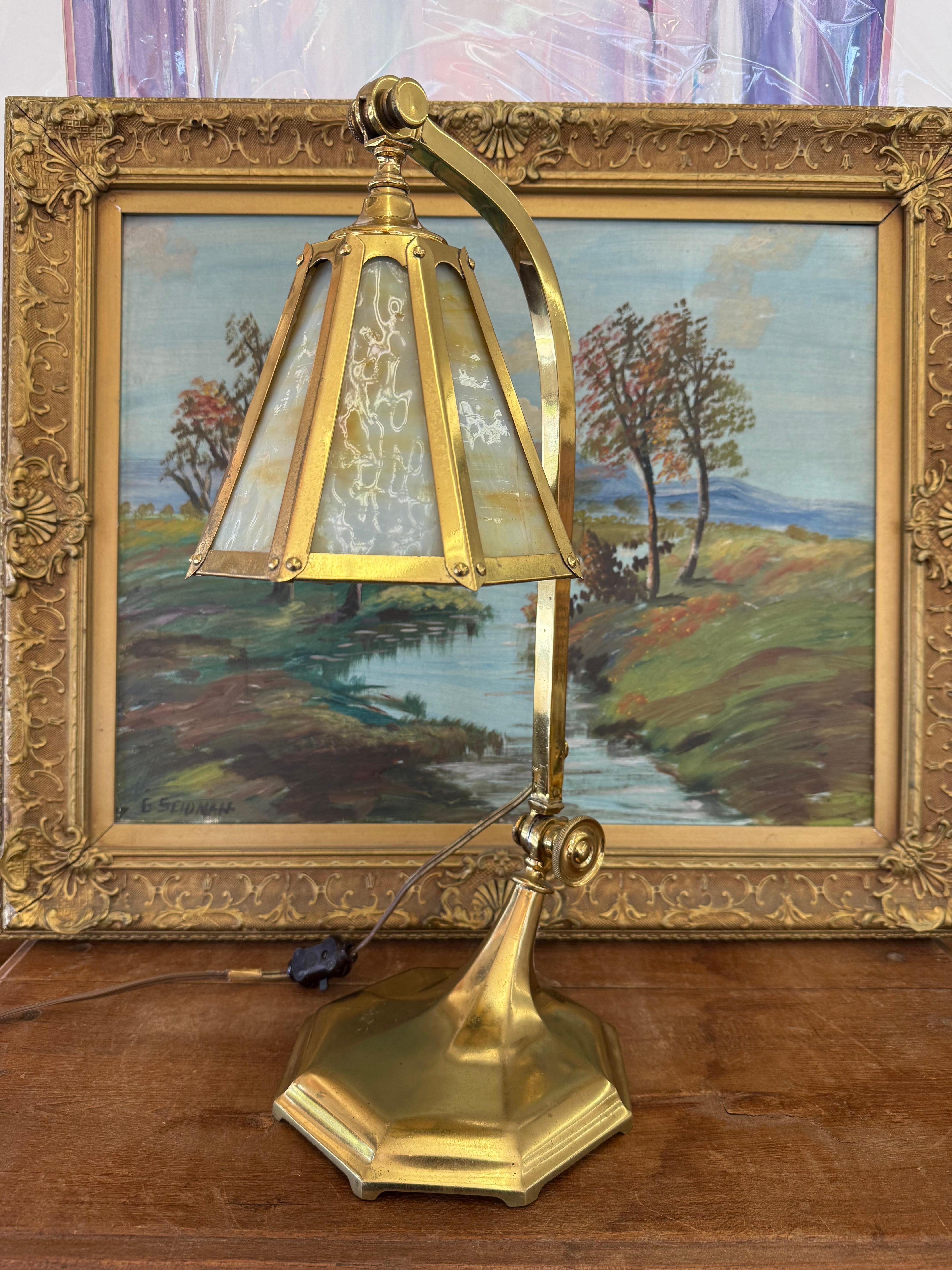 Début du 20ème siècle Lampe Arts and Crafts ancienne en laiton et verre teinté delag, vers 1910 par Salo Metal en vente