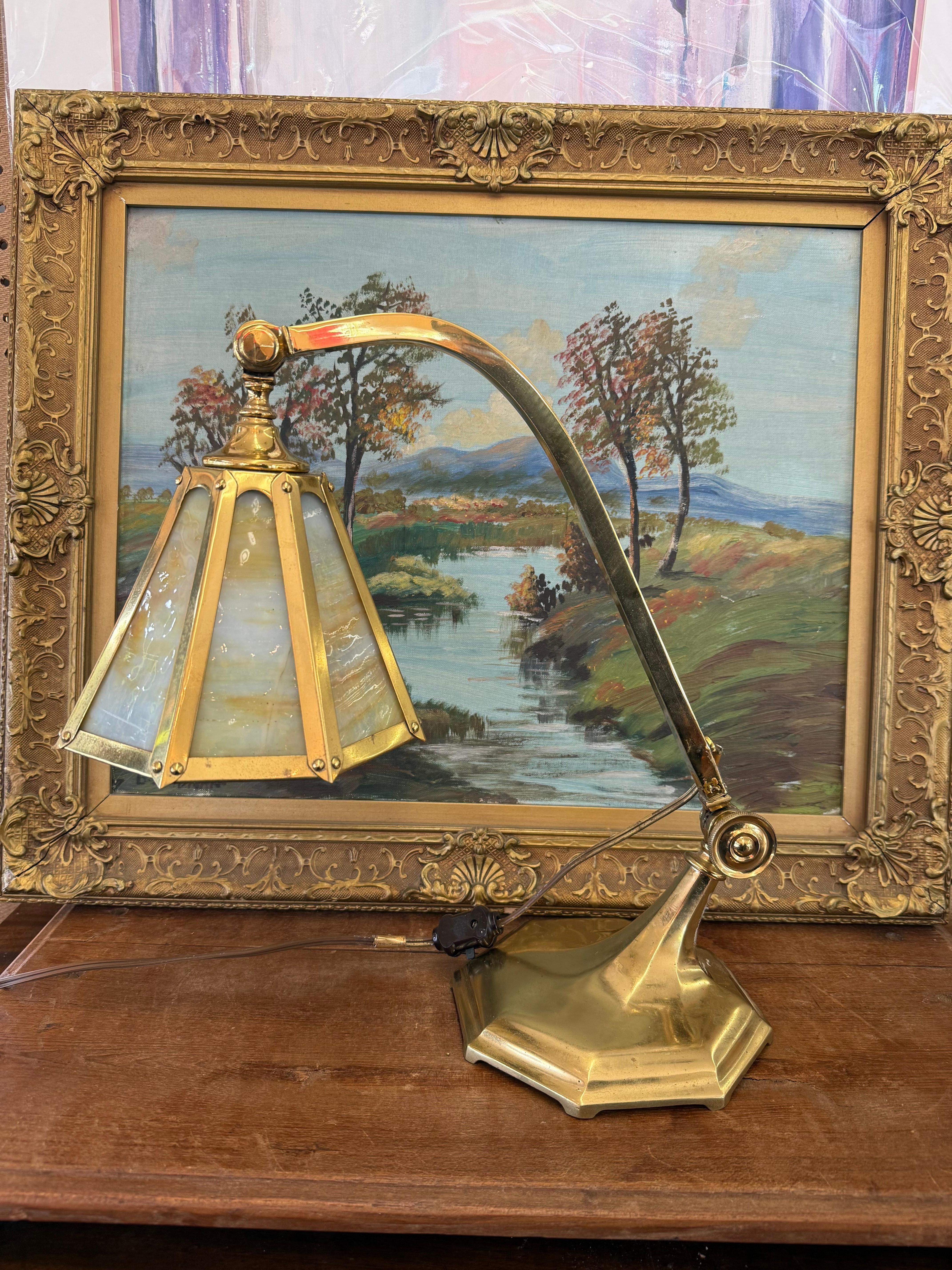 Laiton Lampe Arts and Crafts ancienne en laiton et verre teinté delag, vers 1910 par Salo Metal en vente
