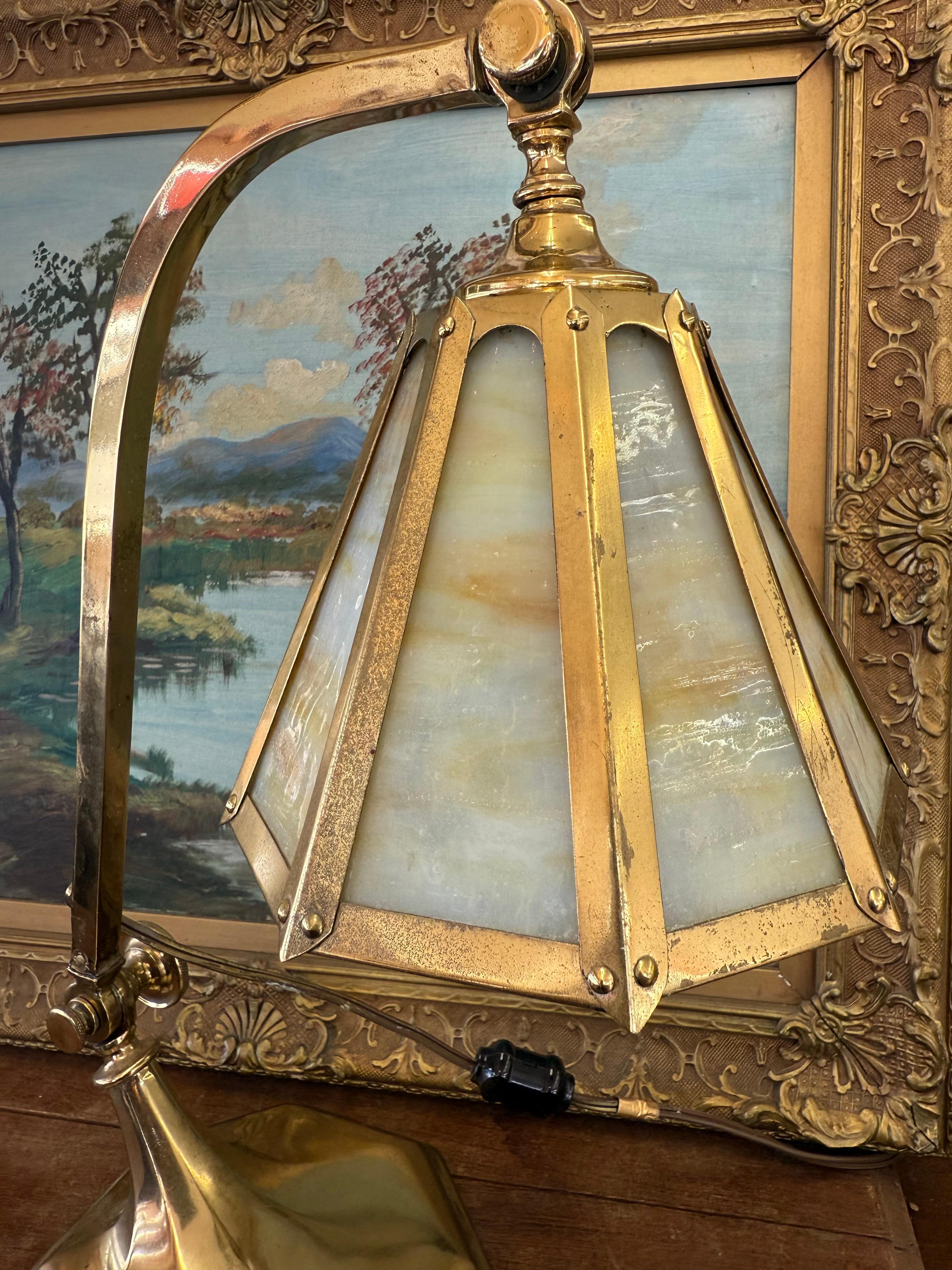Lampe Arts and Crafts ancienne en laiton et verre teinté delag, vers 1910 par Salo Metal en vente 1