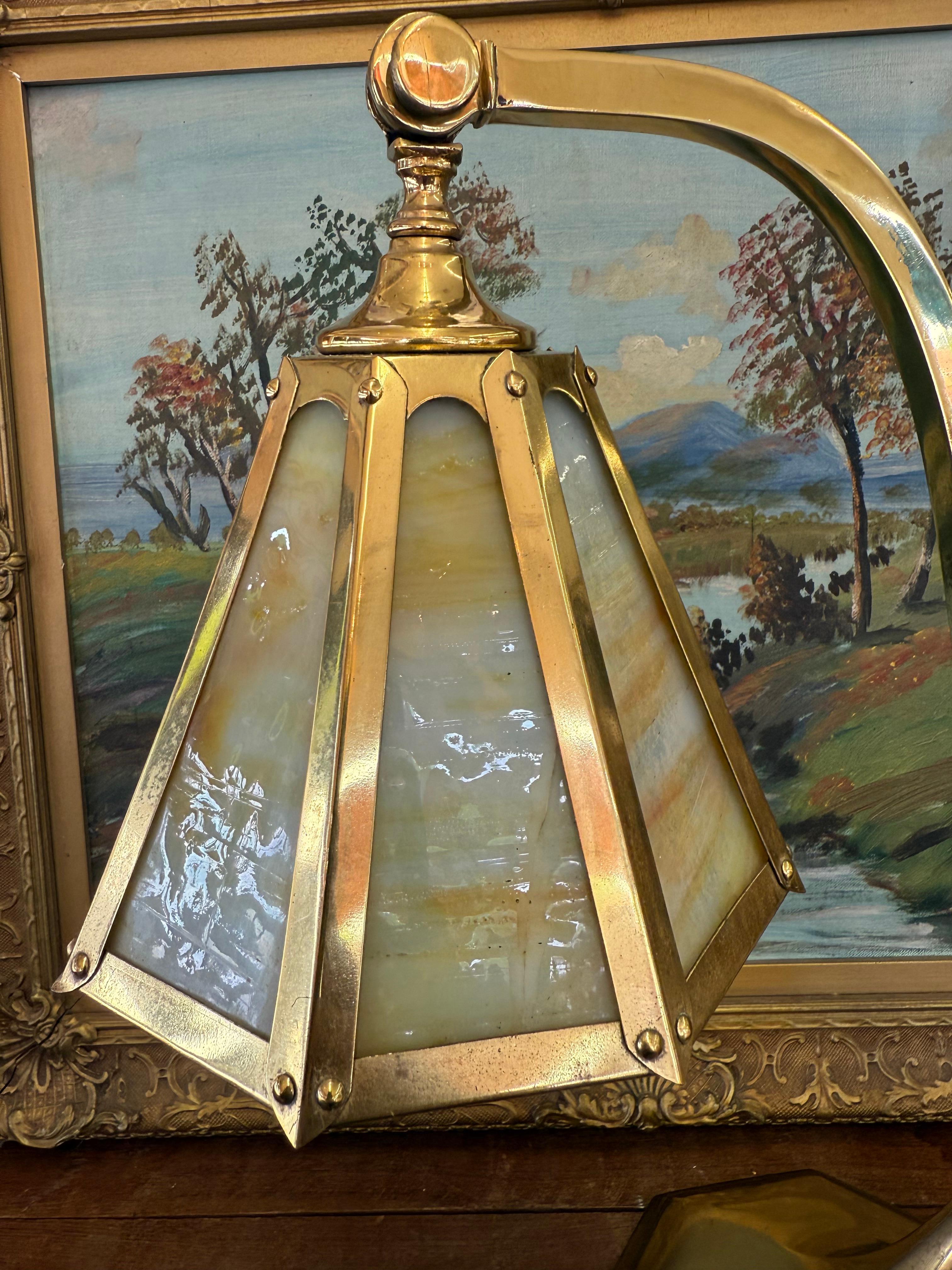 Lampe Arts and Crafts ancienne en laiton et verre teinté delag, vers 1910 par Salo Metal en vente 2
