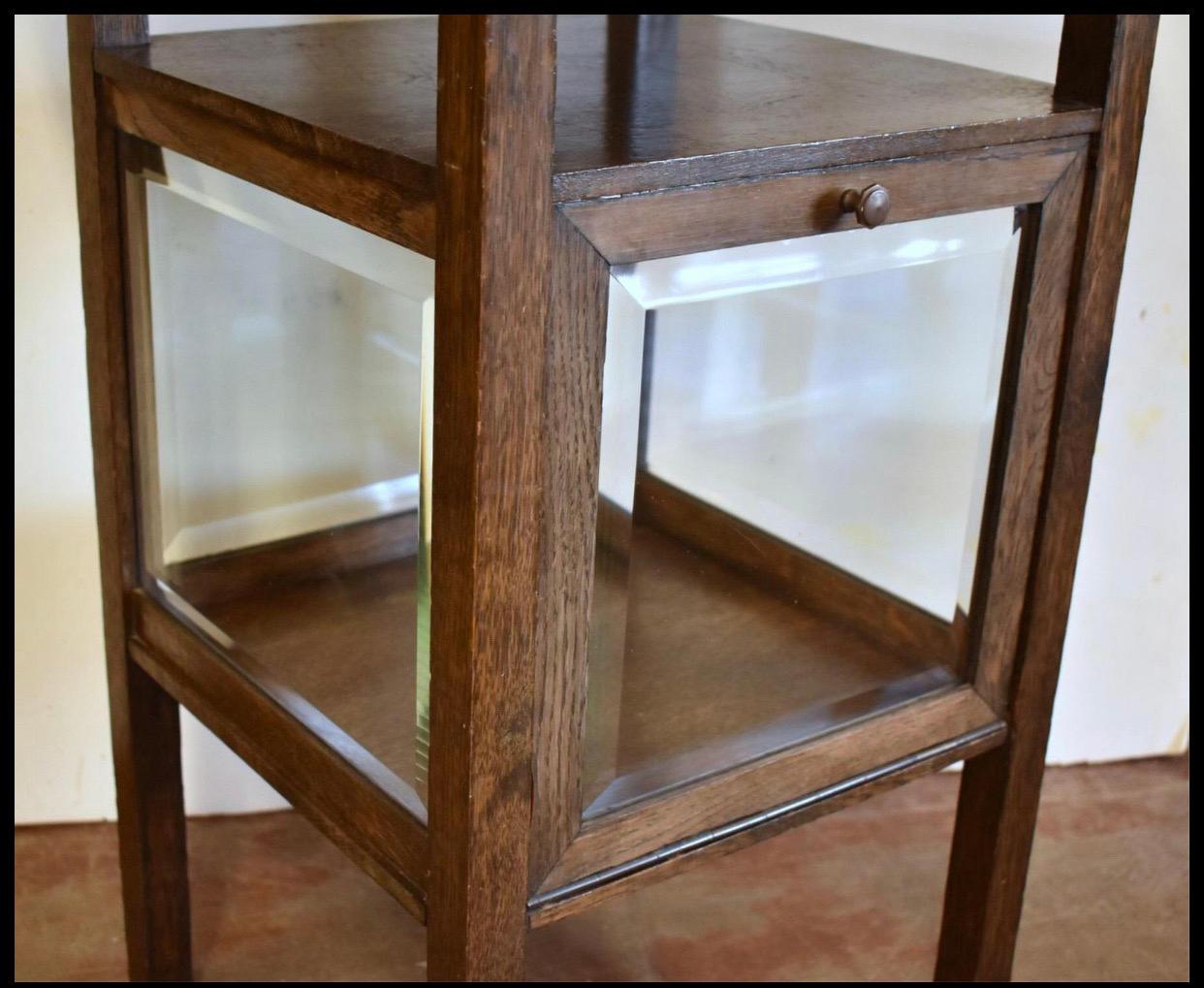 Art déco Ancienne table Arts & Crafts à plateau en laiton avec compartiment de vitrine en vente