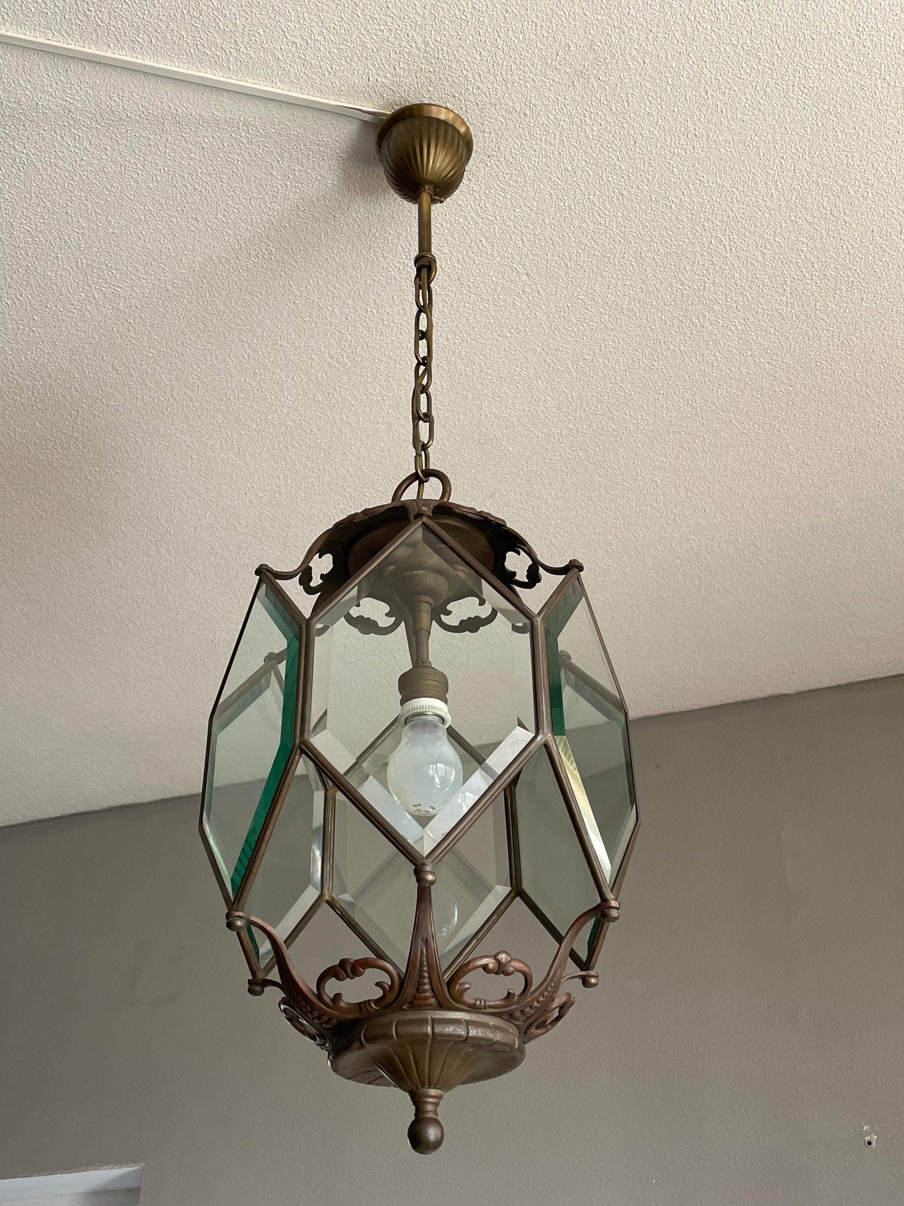 Européen Lampe à suspension Arts and Crafts ancienne en bronze, laiton et verre biseauté