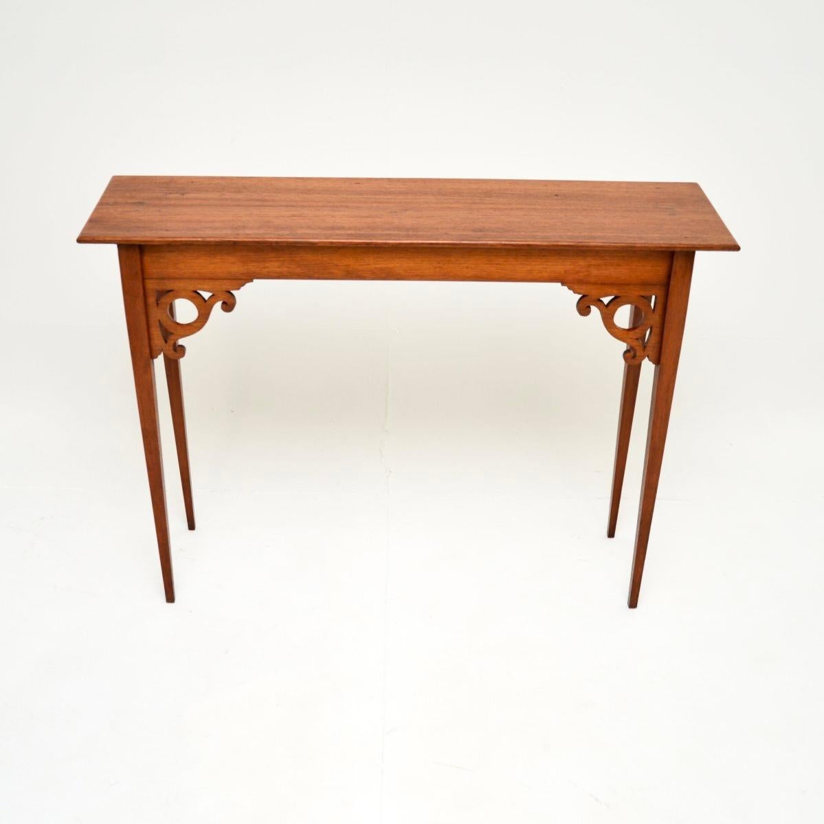 Un meraviglioso tavolo consolle antico di Arte e Artigianato. Questo modello è stato realizzato in Inghilterra e risale all'incirca al periodo 1890-1900.

È di ottima qualità ed è di dimensioni utili, essendo abbastanza largo e molto sottile dalla