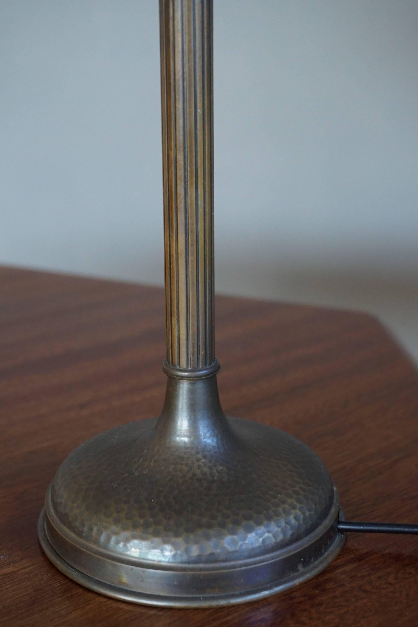 Antike Arts and Crafts-Tisch-/Schreibtischlampe aus Kupfer und Messing mit Farbglaseinsätzen (Gehämmert) im Angebot