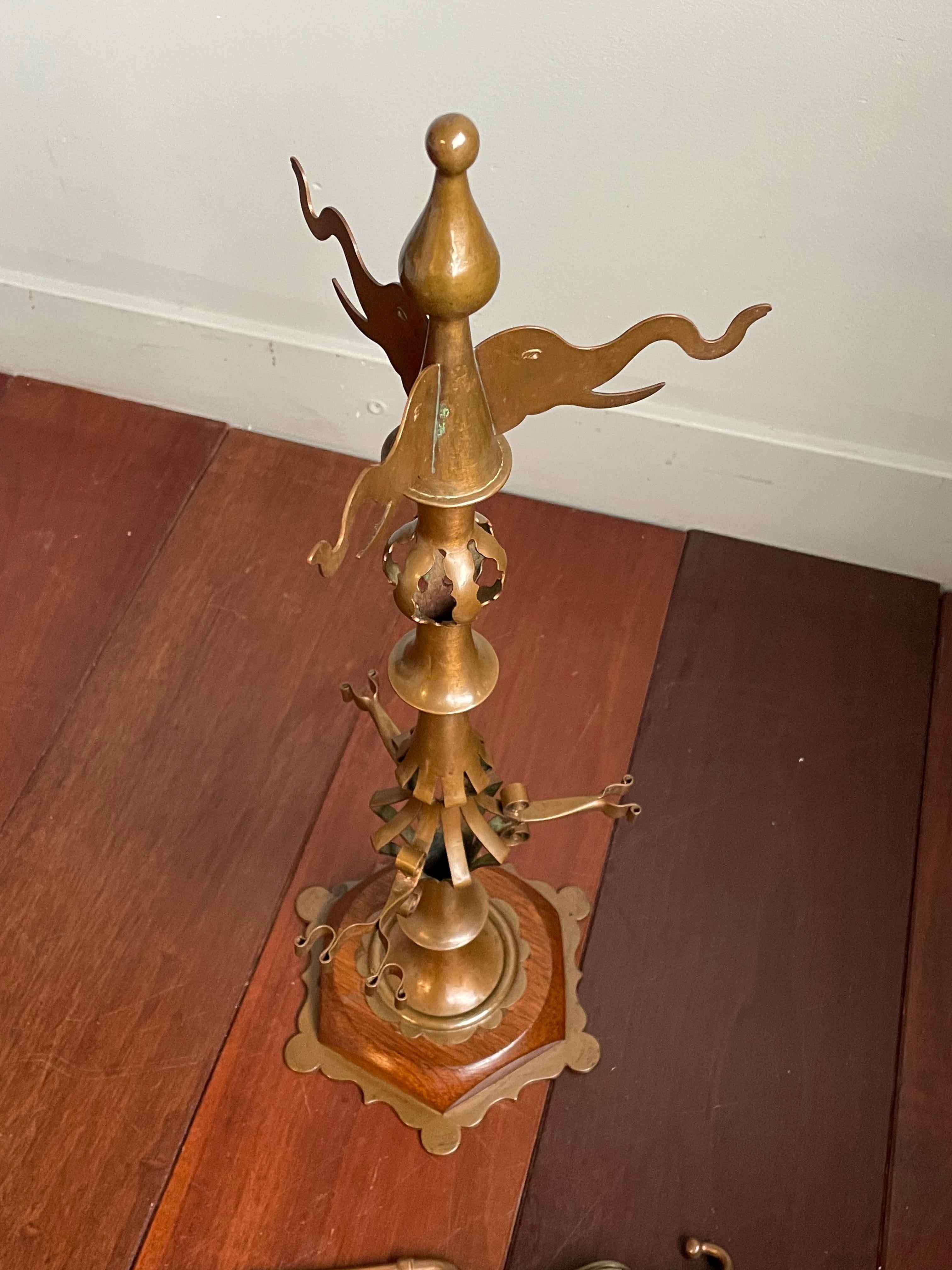 Ensemble d'outils de cheminée en cuivre, laiton et Oak, de style Antiques et Craft. Têtes d'éléphants 2