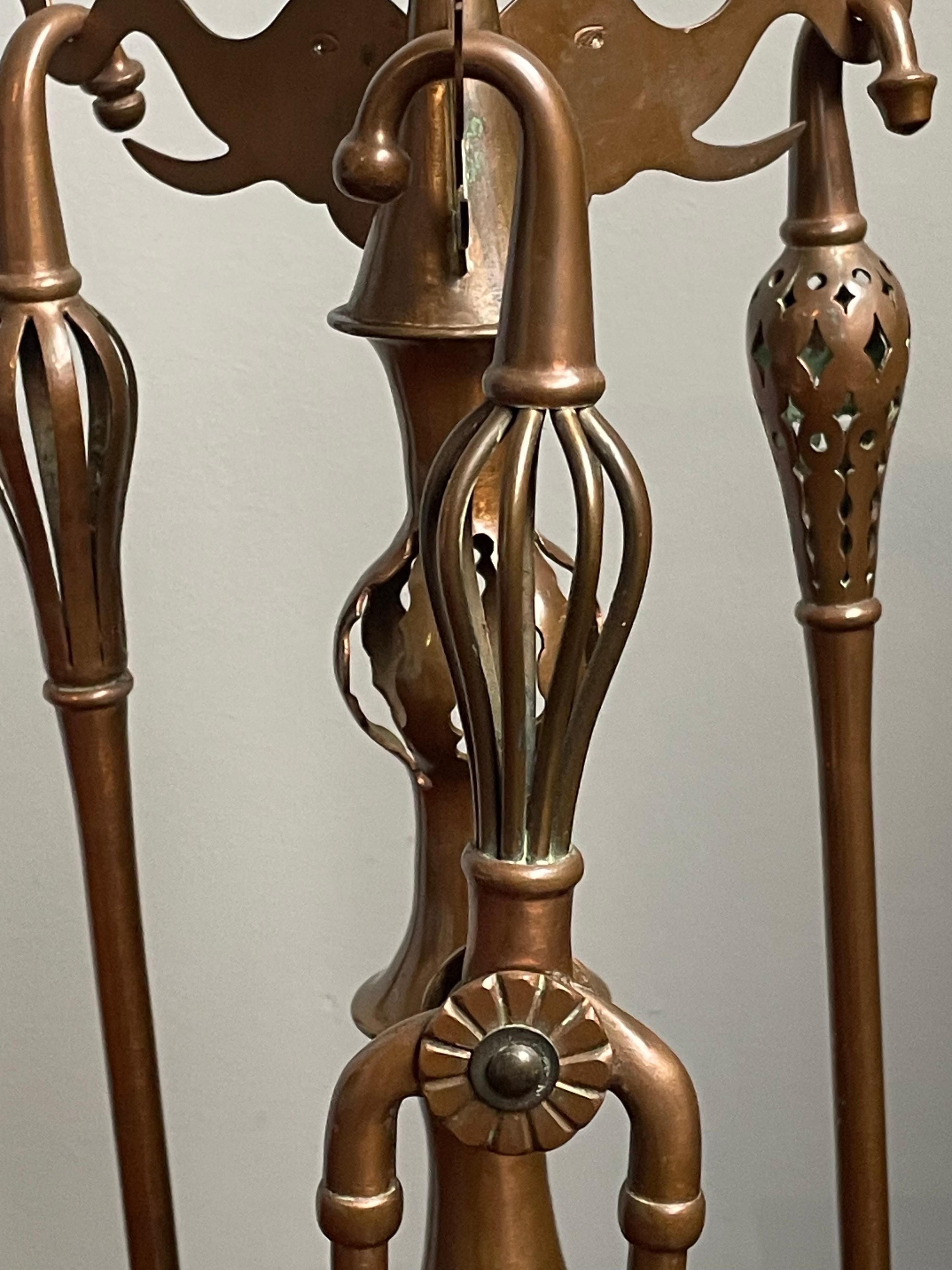 Ensemble d'outils de cheminée en cuivre, laiton et Oak, de style Antiques et Craft. Têtes d'éléphants 3