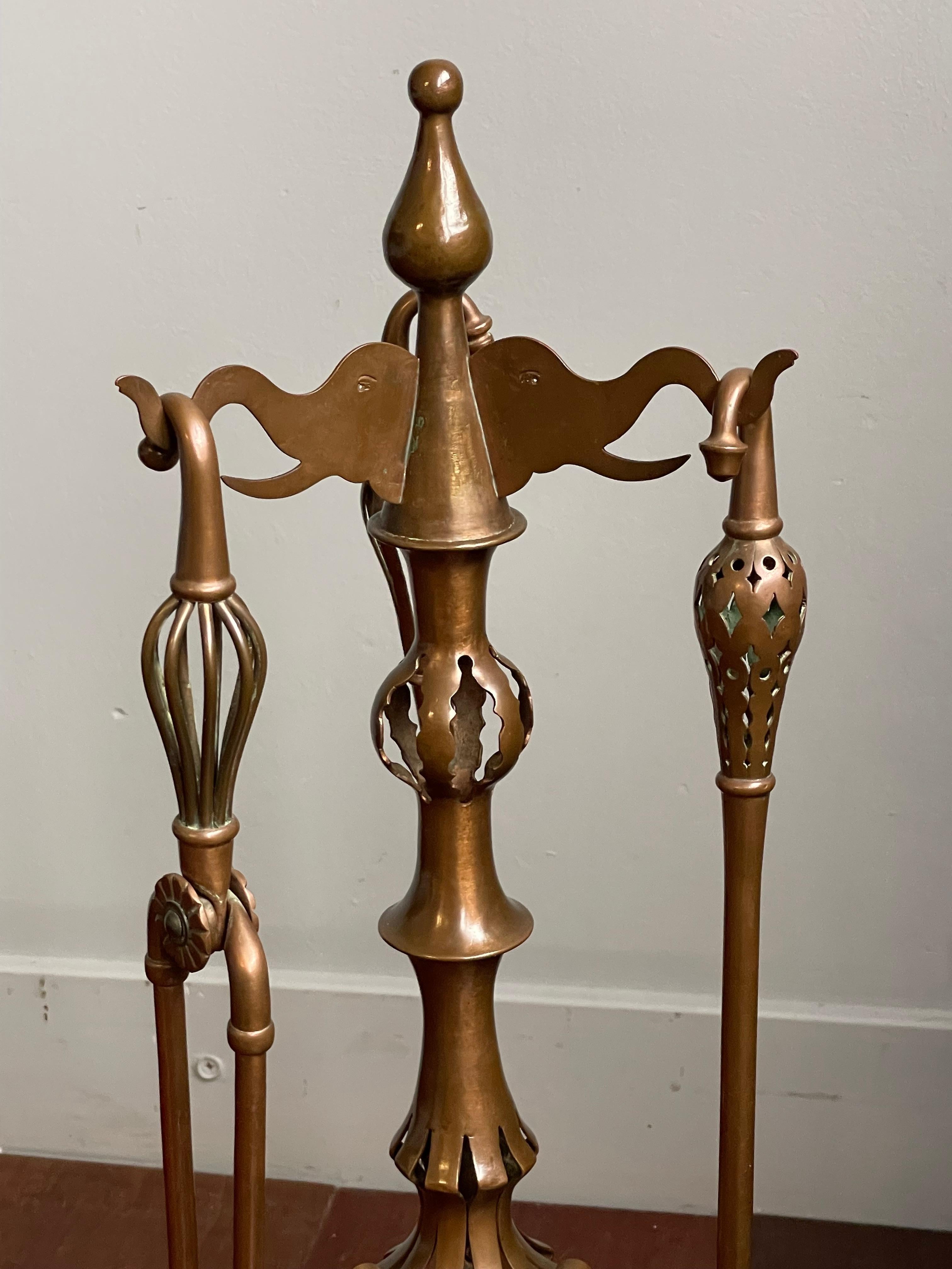 Ensemble d'outils de cheminée en cuivre, laiton et Oak, de style Antiques et Craft. Têtes d'éléphants 4