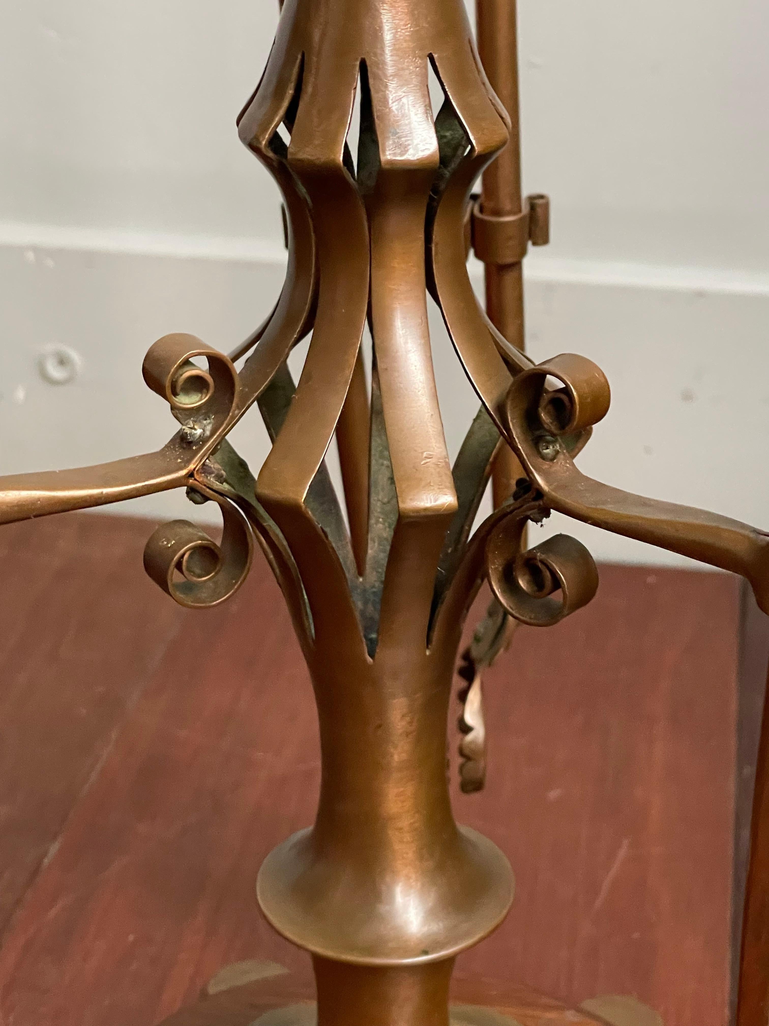 Ensemble d'outils de cheminée en cuivre, laiton et Oak, de style Antiques et Craft. Têtes d'éléphants 6