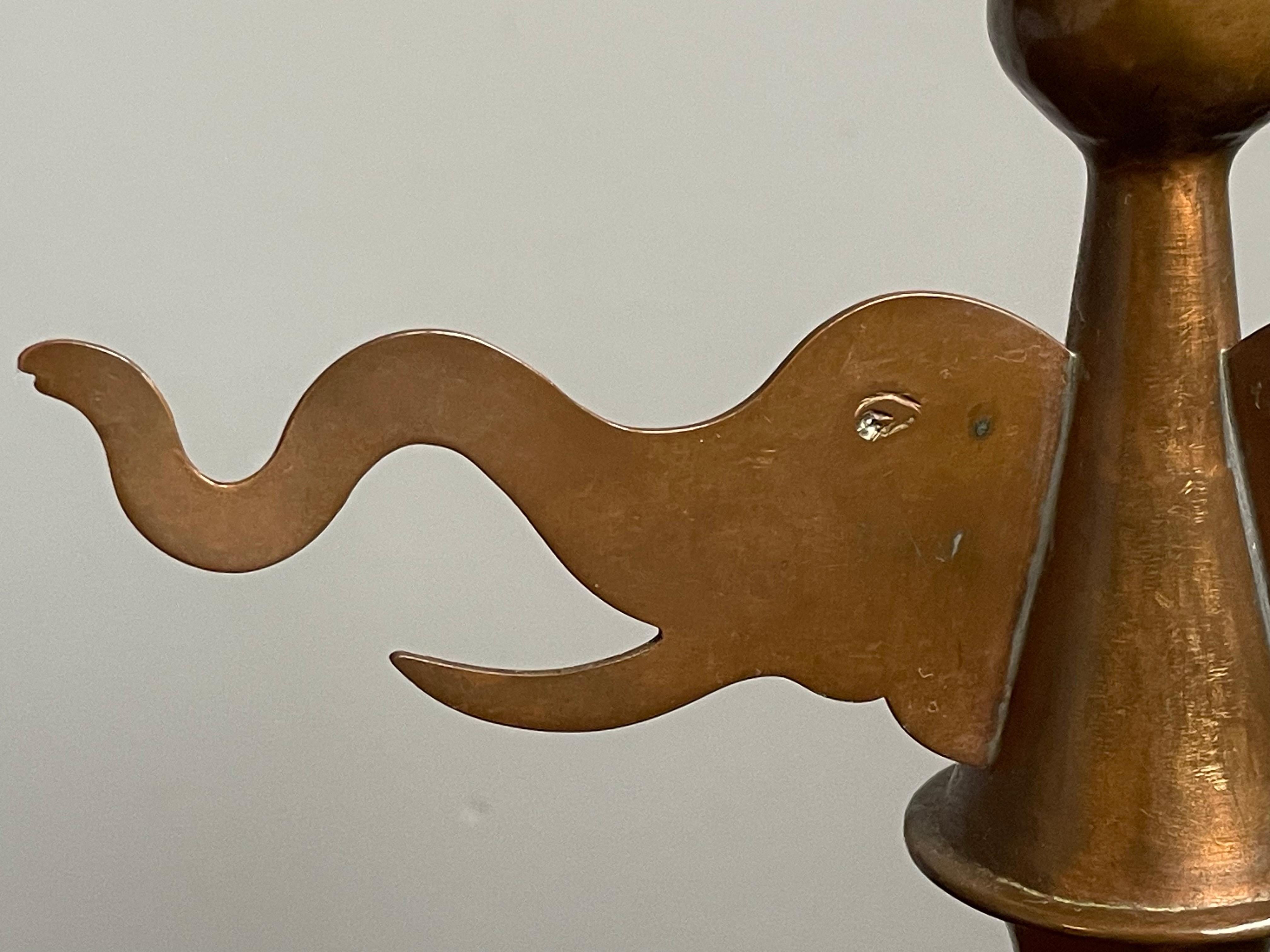 Ensemble d'outils de cheminée en cuivre, laiton et Oak, de style Antiques et Craft. Têtes d'éléphants 7