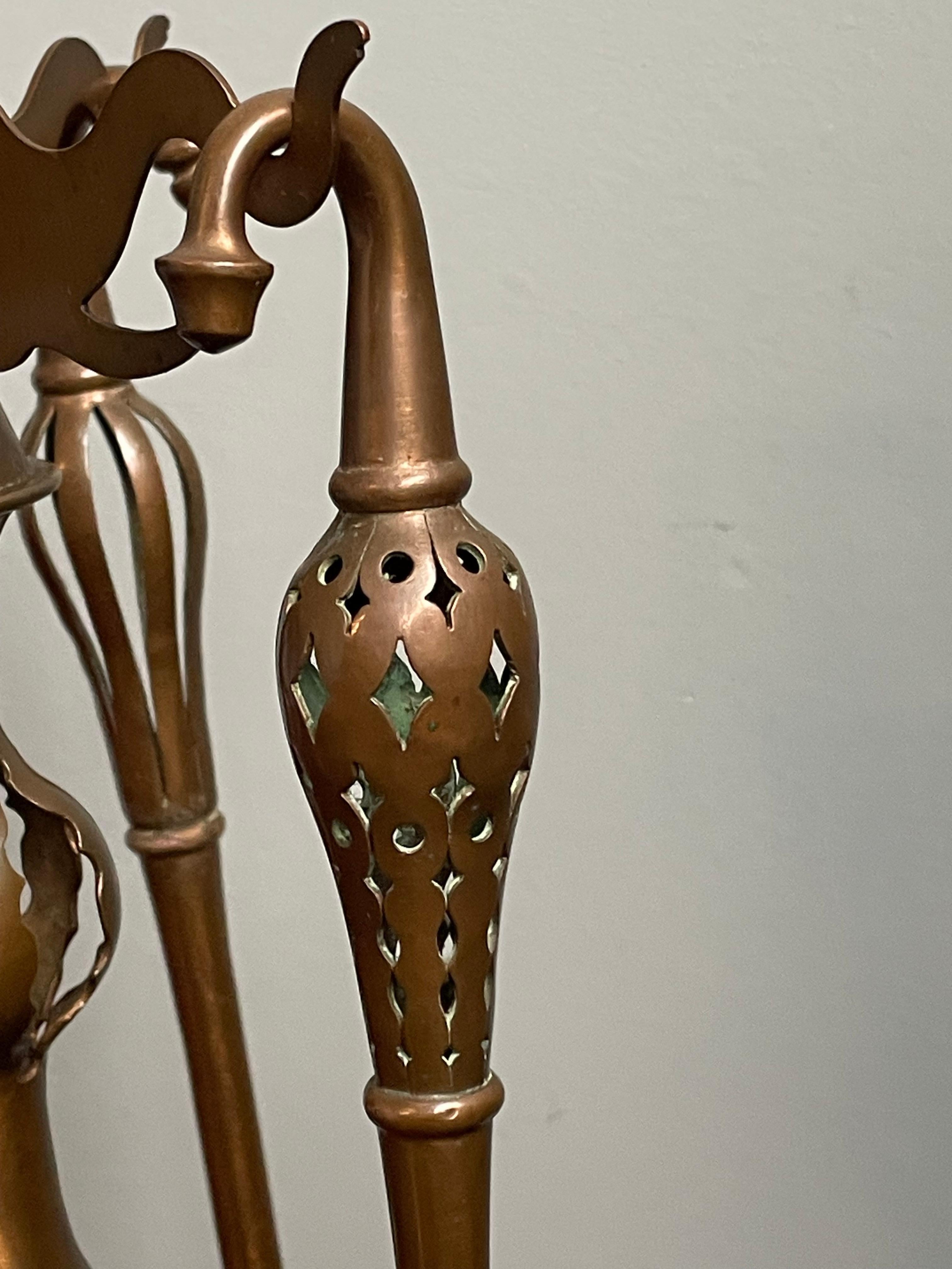 Ensemble d'outils de cheminée en cuivre, laiton et Oak, de style Antiques et Craft. Têtes d'éléphants 8