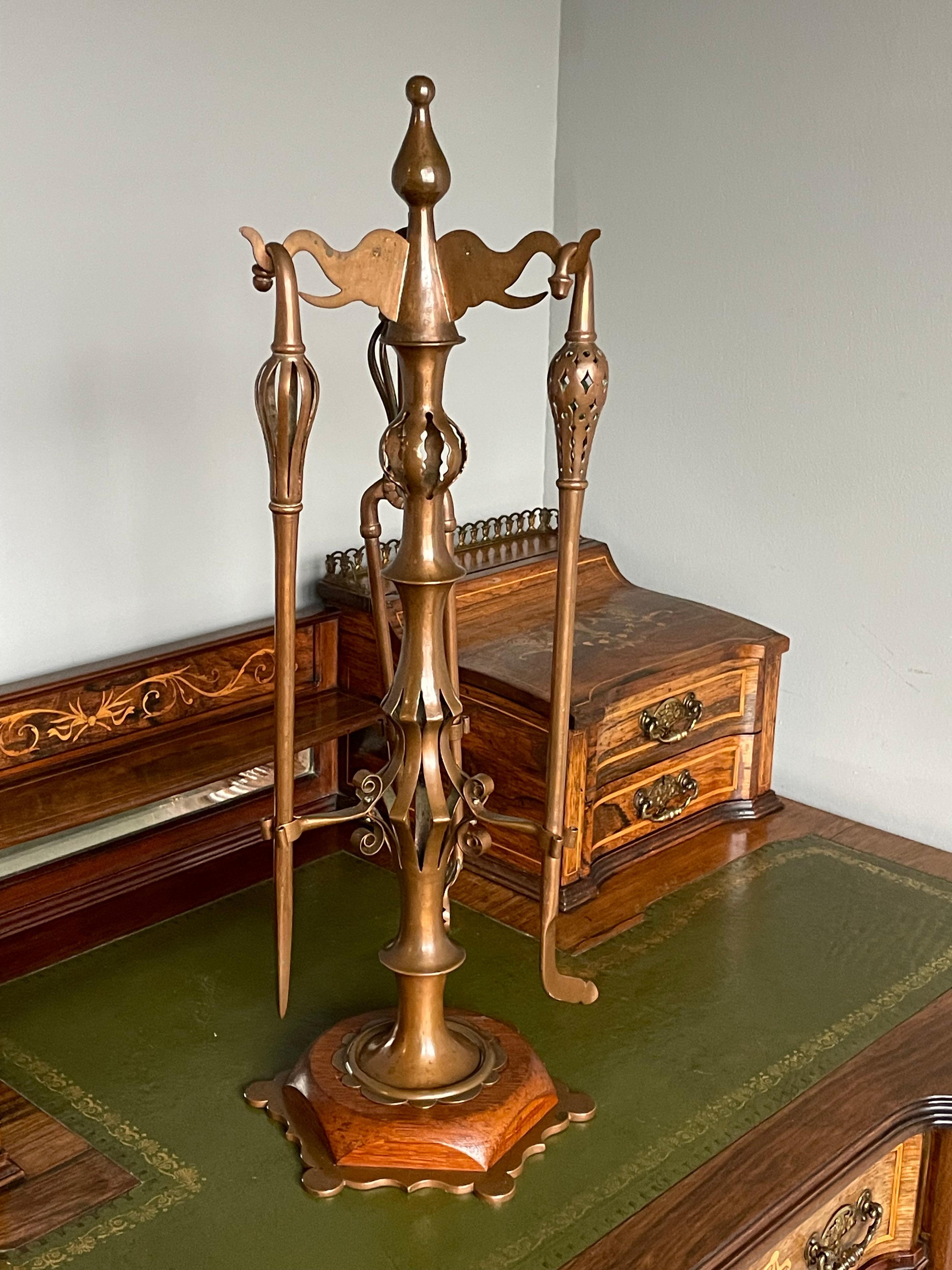 Ensemble d'outils de cheminée en cuivre, laiton et Oak, de style Antiques et Craft. Têtes d'éléphants 9